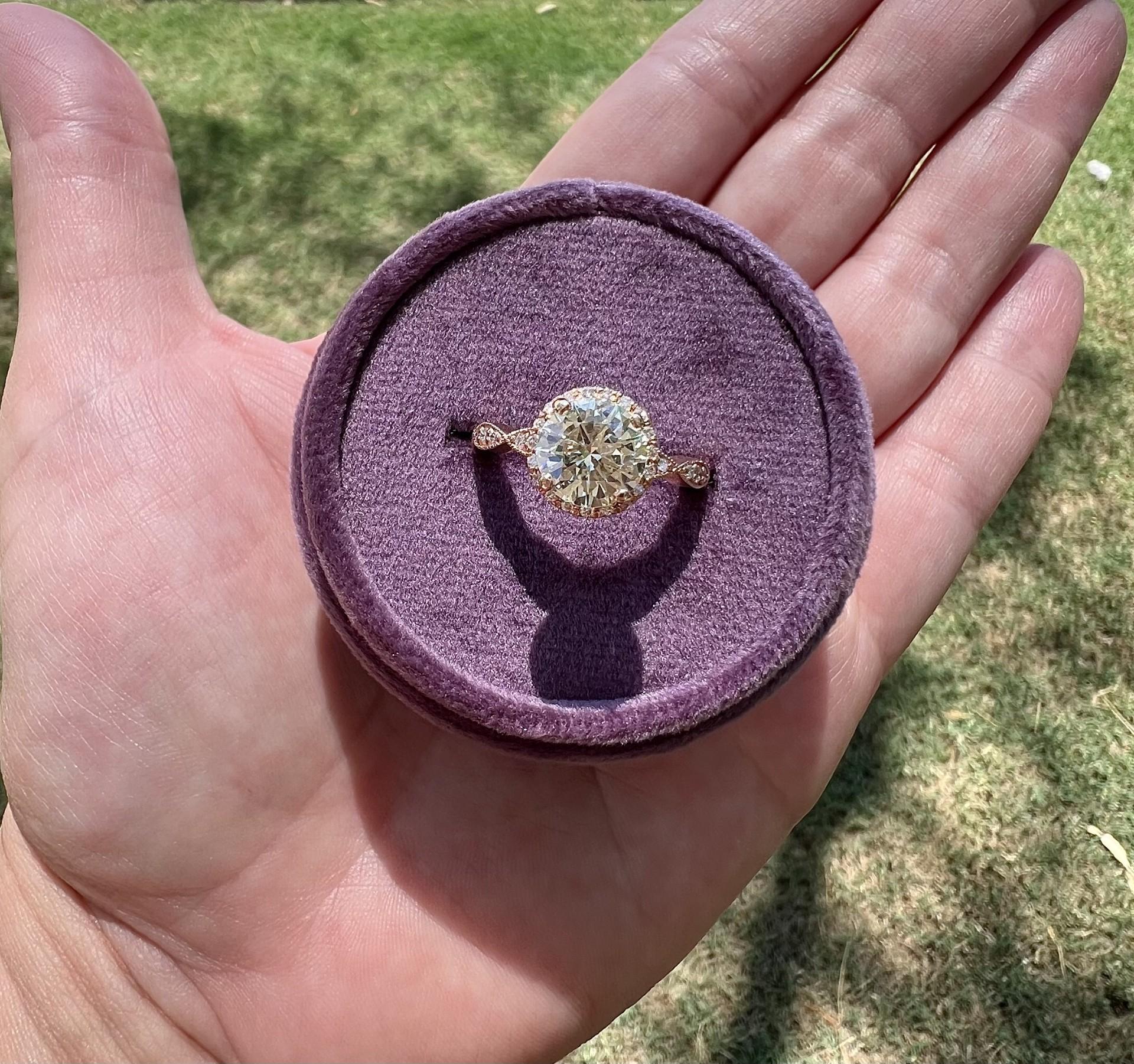Questo anello è davvero un capolavoro di eleganza e raffinatezza. Il cuore di questo gioiello è costituito da un diamante brillante a taglio rotondo di 1,71 carati di colore M e purezza I1. Questo diamante è perfettamente incastonato in una lussuosa