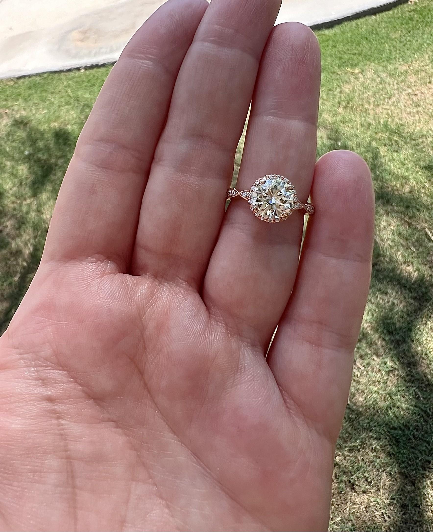 Taglio rotondo Anello con diamante rotondo, aureola di diamanti e gambo in oro rosa 14 carati in vendita