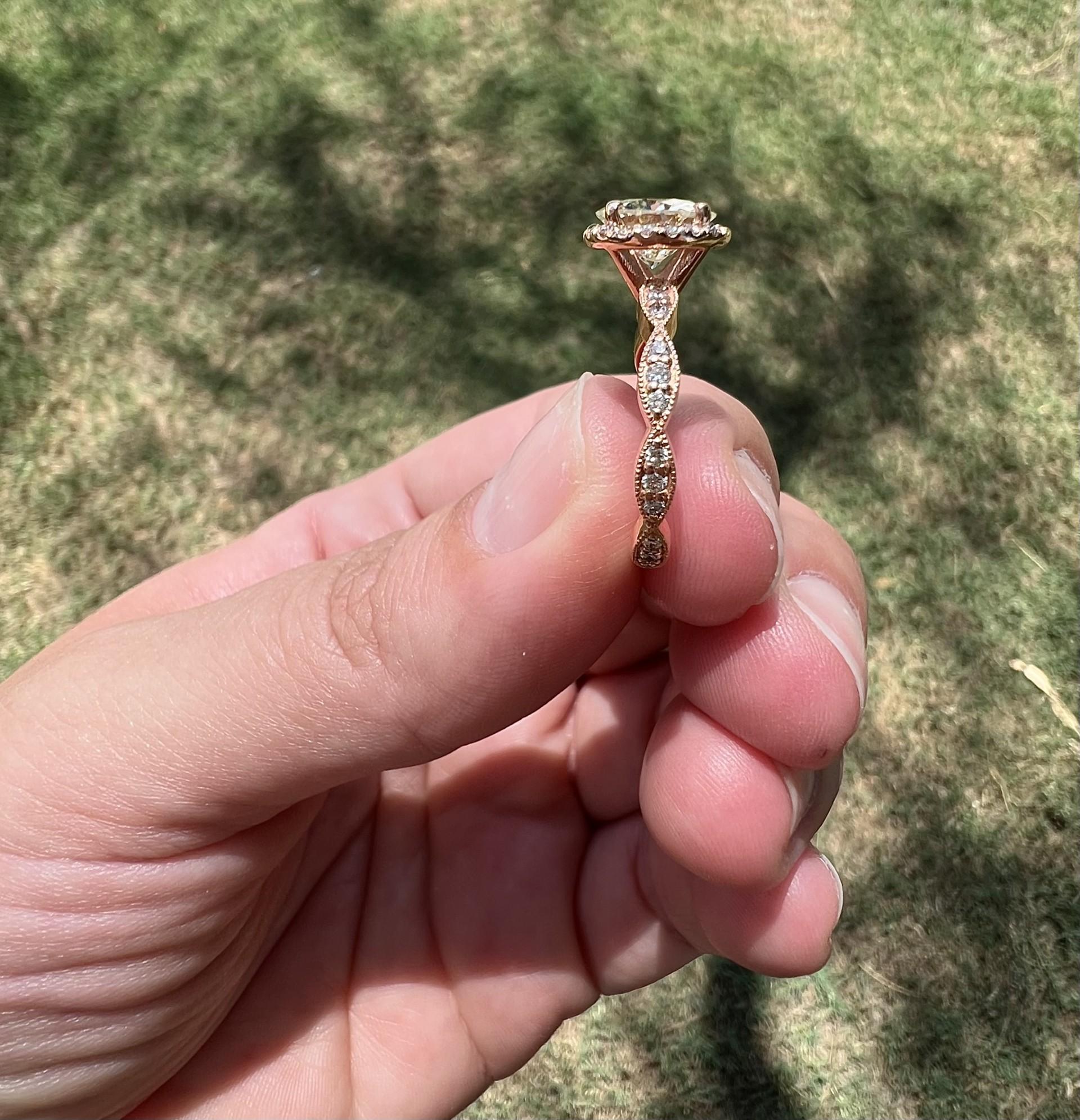 Anello con diamante rotondo, aureola di diamanti e gambo in oro rosa 14 carati In condizioni Nuovo in vendita a Phoenix, AZ