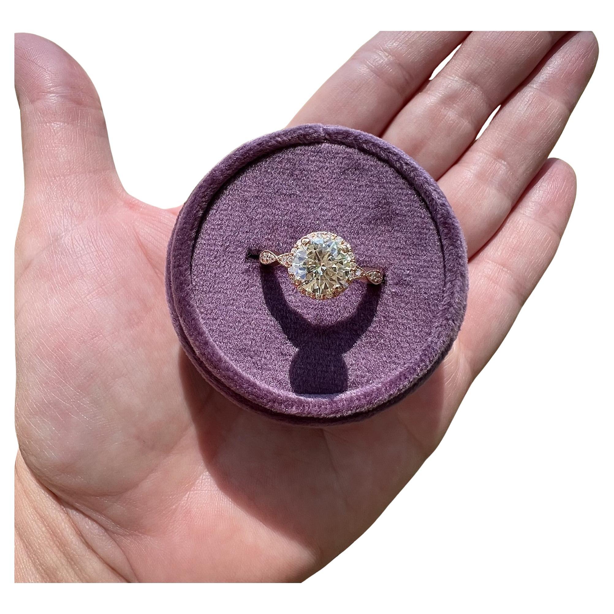 Anillo de diamantes redondos con halo y vástago de diamantes en oro rosa de 14k