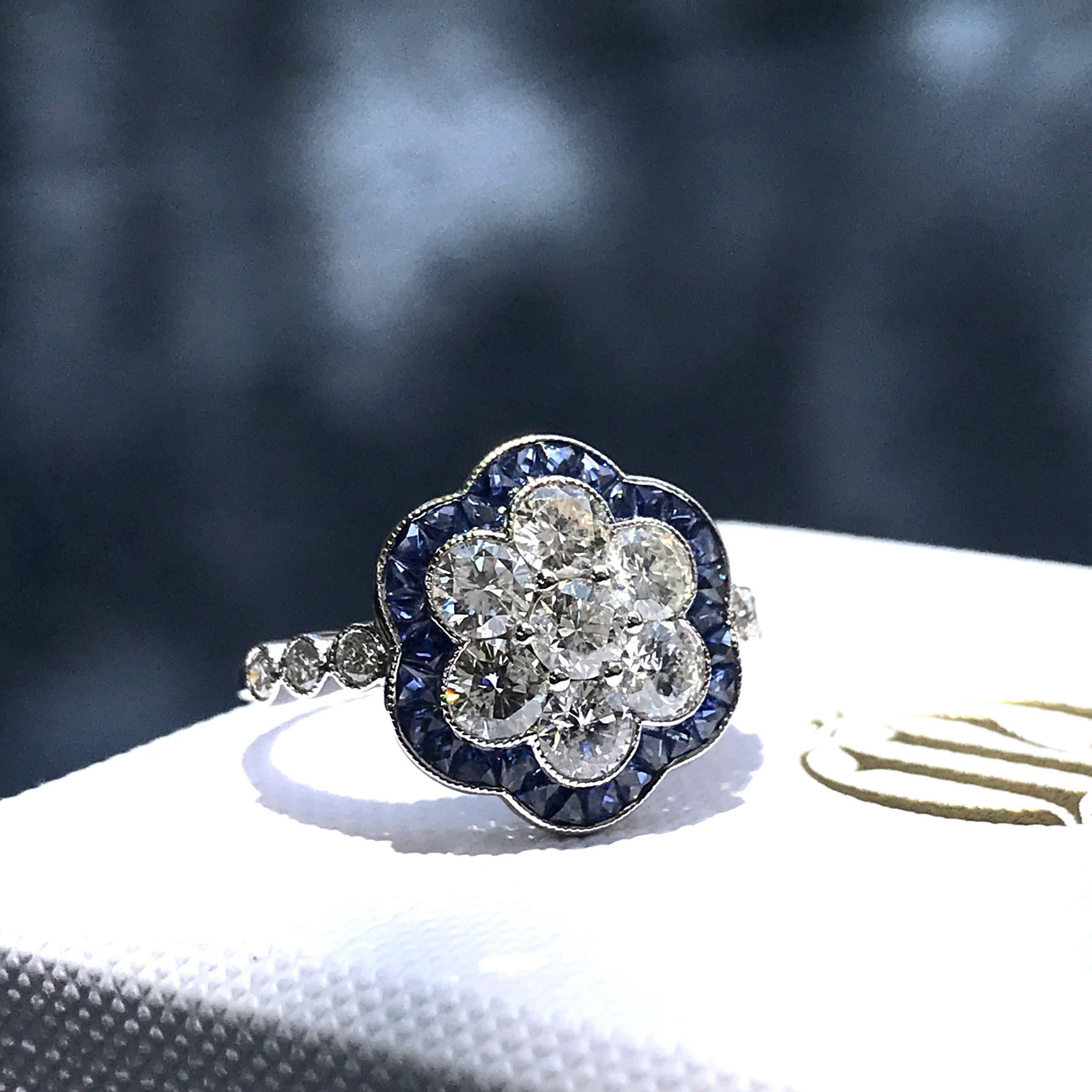 Anello in oro bianco con diamante rotondo e zaffiro in stile Art Déco con fiore a grappolo in vendita 1