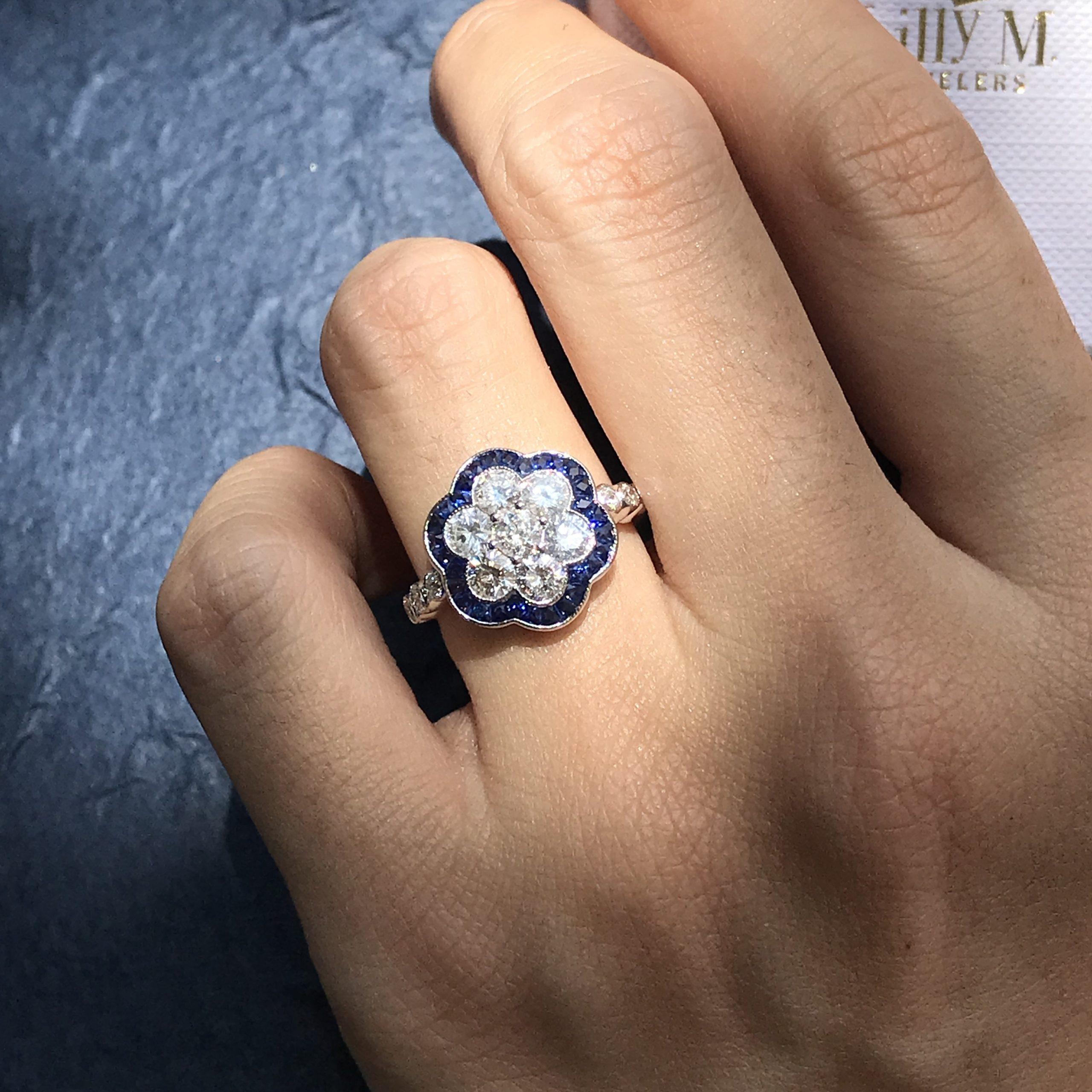 Anello in oro bianco con diamante rotondo e zaffiro in stile Art Déco con fiore a grappolo in vendita 2