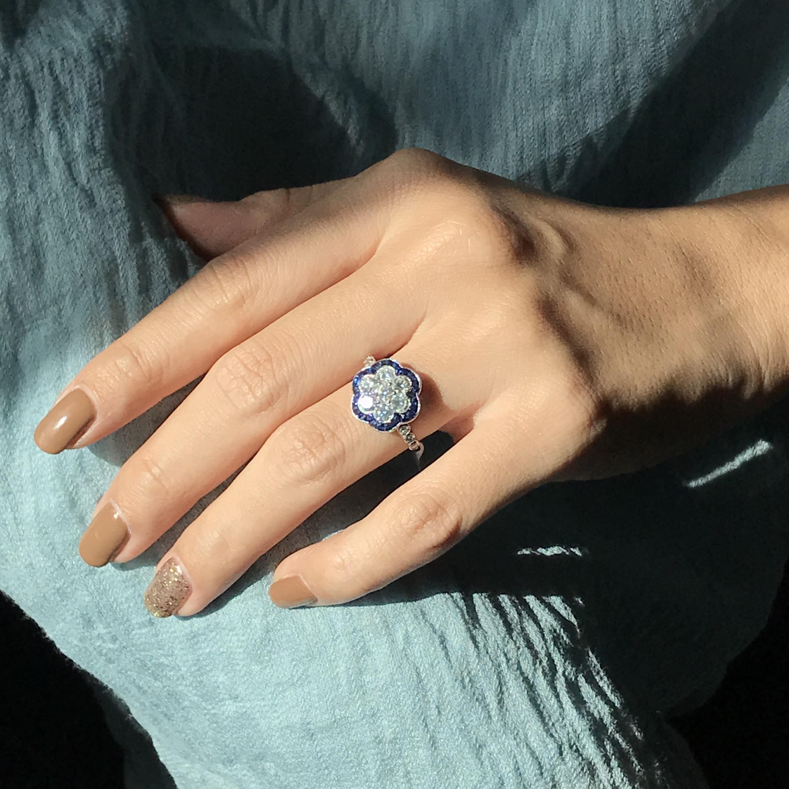 Anello in oro bianco con diamante rotondo e zaffiro in stile Art Déco con fiore a grappolo in vendita 3