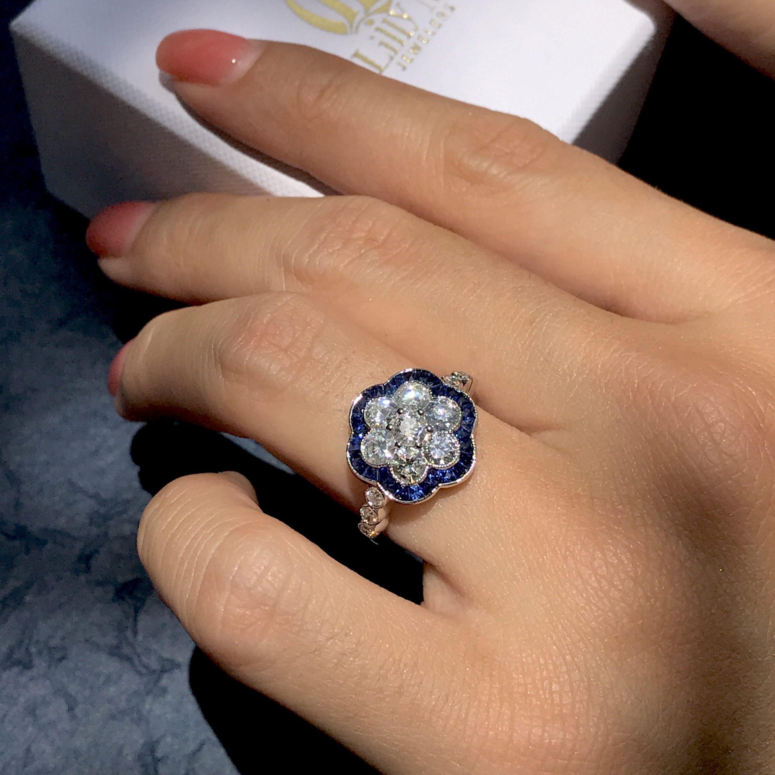 Anello in oro bianco con diamante rotondo e zaffiro in stile Art Déco con fiore a grappolo in vendita 4
