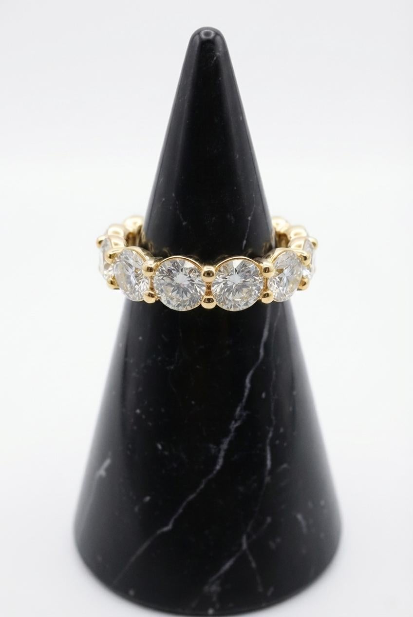 Dieses exquisite diamantene Ewigkeitsband besticht durch seine wunderschön gestaltete, gewellte Silhouette und sein außergewöhnliches Funkeln. Der Ring ist in luxuriösem 18-karätigem Gelbgold gefasst und besteht aus einem ganzen Kreis natürlicher,