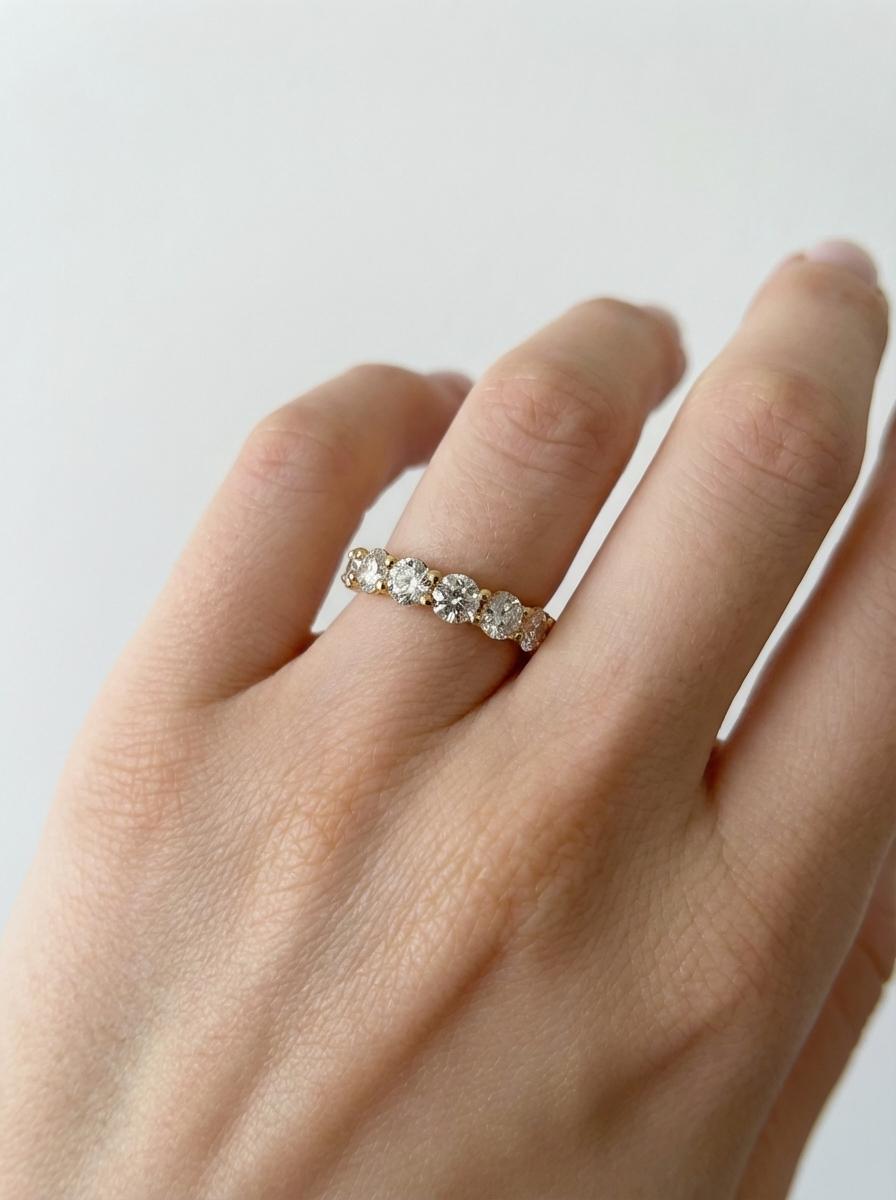 Round Diamond Scalloped Eternity Band in 18K Yellow Gold (Zeitgenössisch) im Angebot