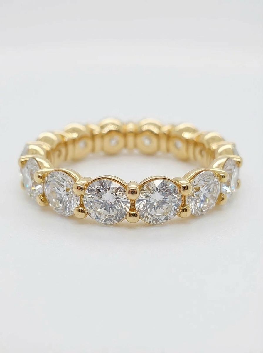 Round Diamond Scalloped Eternity Band in 18K Yellow Gold im Zustand „Hervorragend“ im Angebot in Chicago, IL