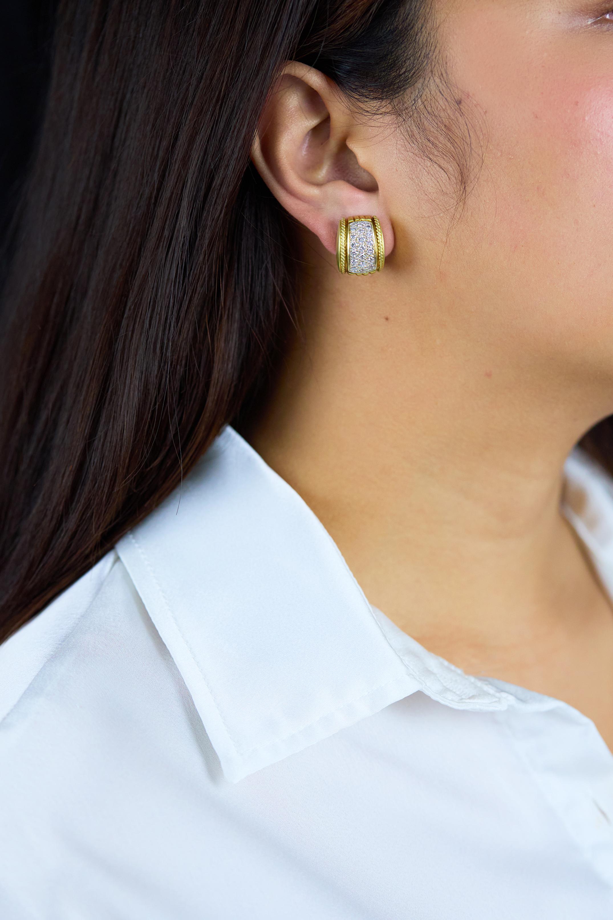 1,02 Karat Gesamt Diamant im Rundschliff im Rundschliff Semi-Circle-Ohrringe aus Gelbgold Damen im Angebot