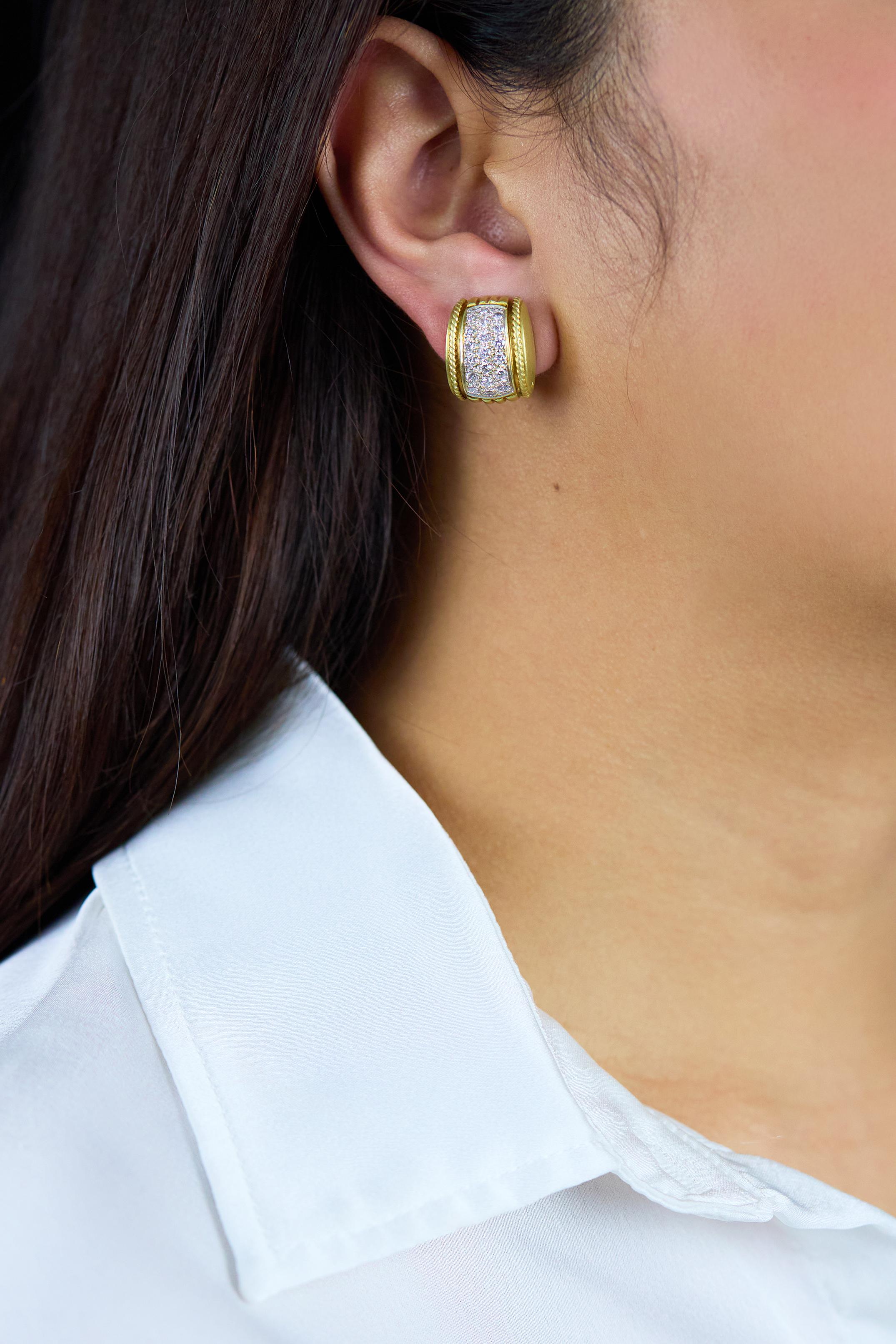 1,02 Karat Gesamt Diamant im Rundschliff im Rundschliff Semi-Circle-Ohrringe aus Gelbgold im Angebot 1