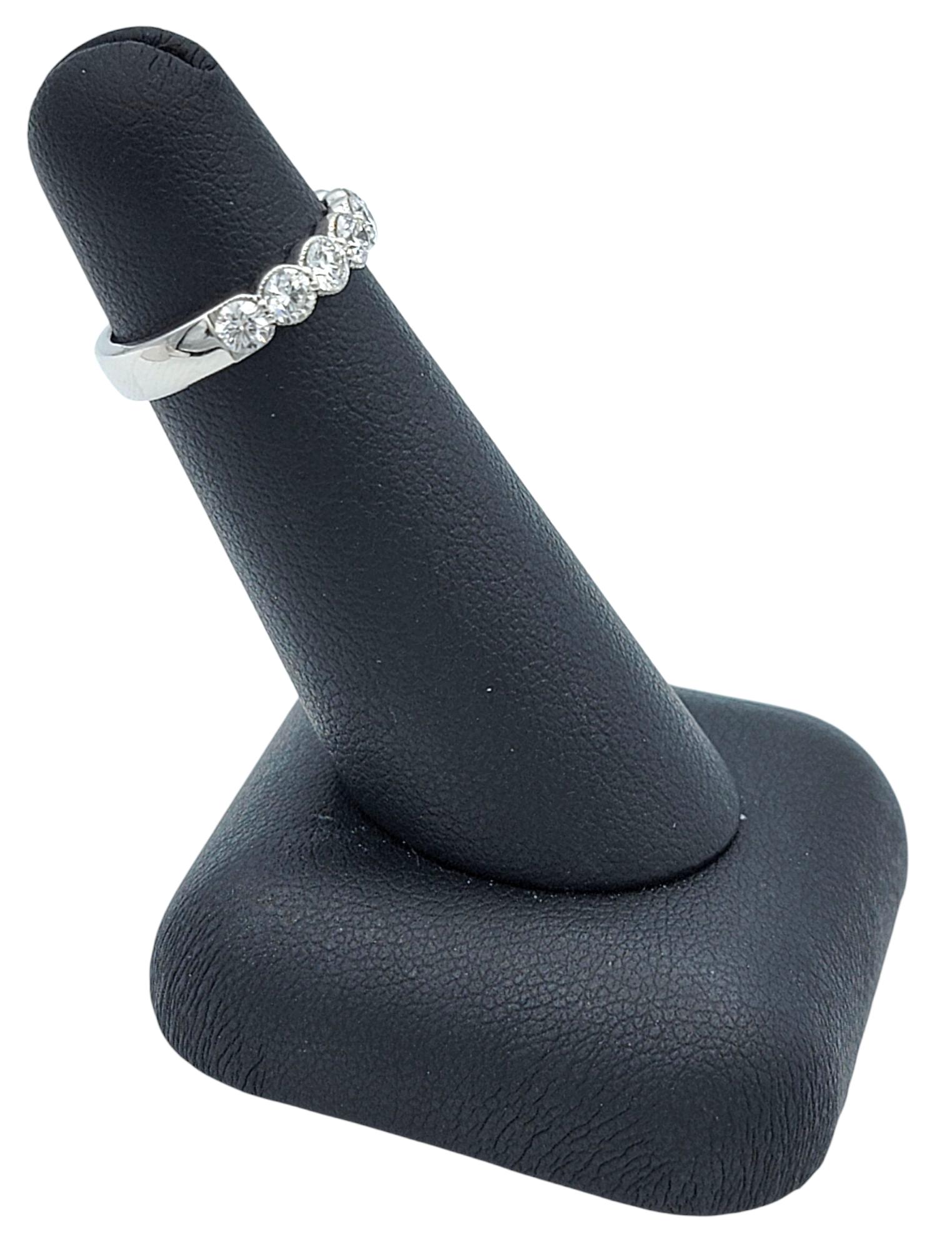 Fascia semi-eterna con diamante rotondo e dettagli in oro bianco 14 kt. in vendita 4