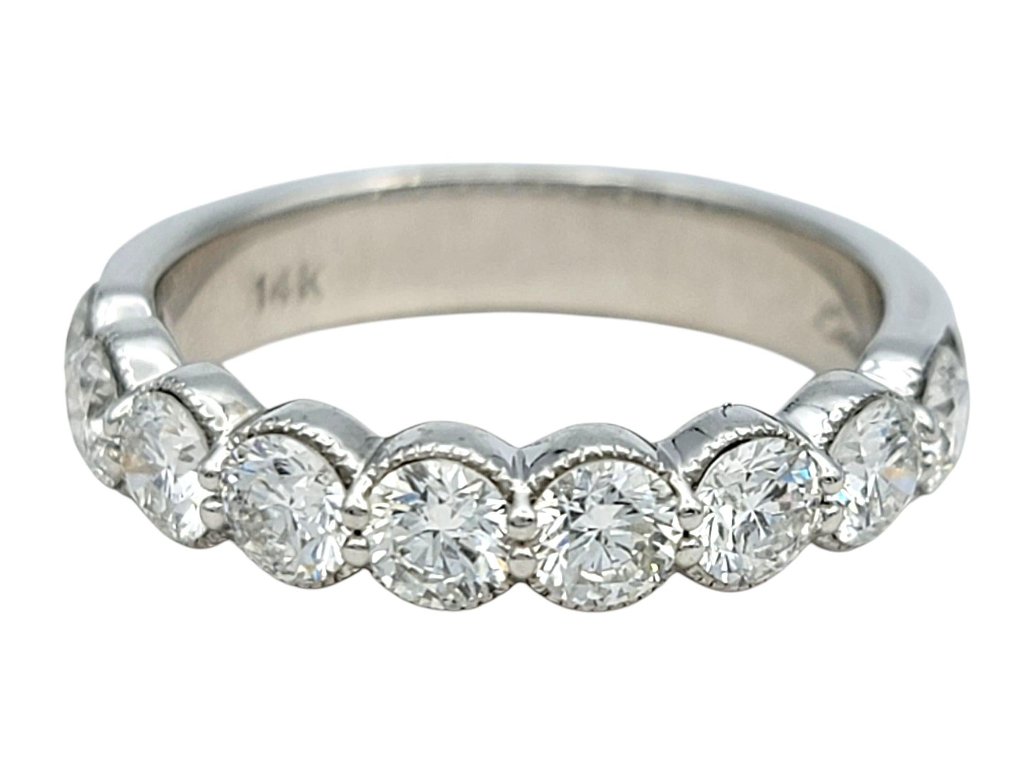 Misura dell'anello: 4.5 

Questo elegante anello a fascia semi-eterno presenta un'unica fila di diamanti rotondi con taglio a brillante, ciascuno incastonato per consentire la massima luce, riflessione e brillantezza. I diamanti sono disposti in una