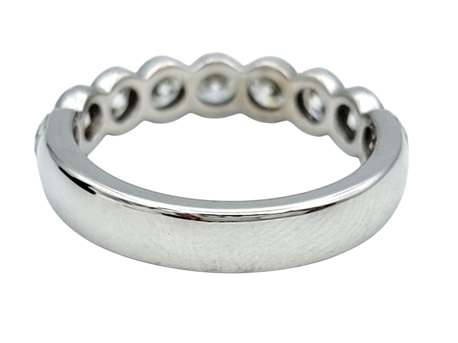 Taglio rotondo Fascia semi-eterna con diamante rotondo e dettagli in oro bianco 14 kt. in vendita