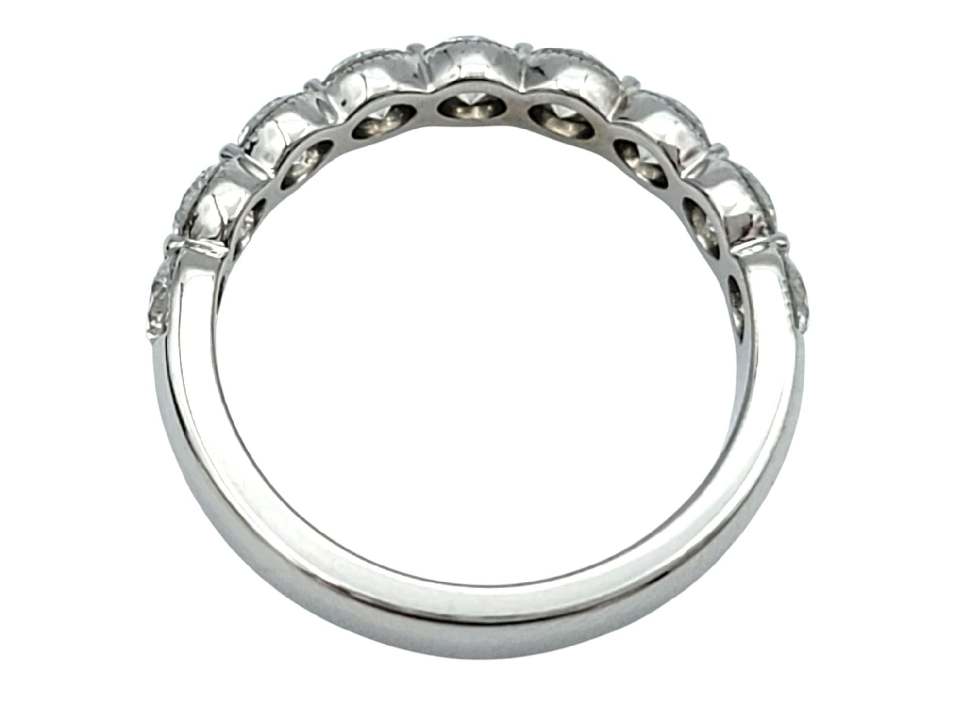 Fascia semi-eterna con diamante rotondo e dettagli in oro bianco 14 kt. In condizioni buone in vendita a Scottsdale, AZ