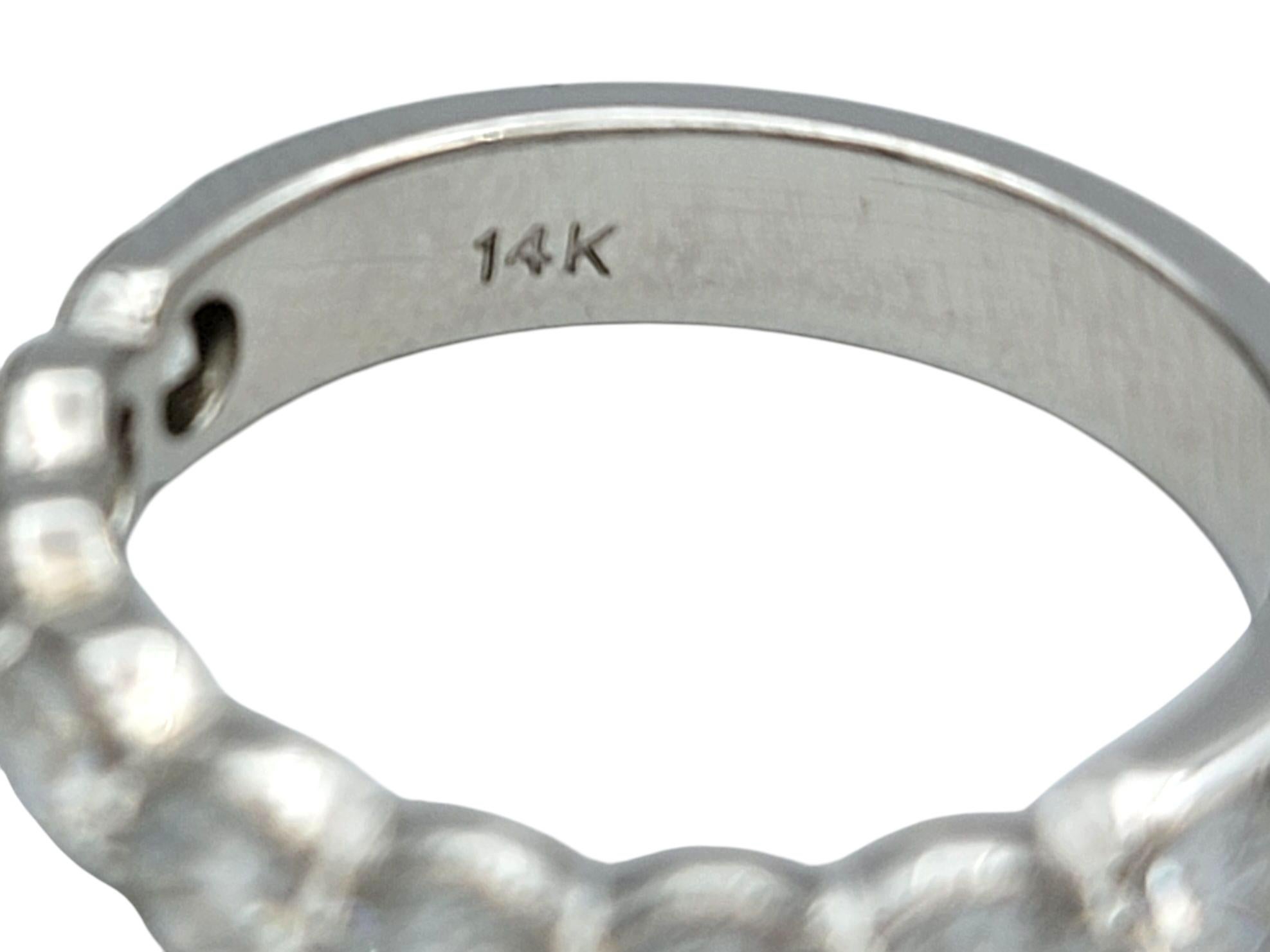 Donna Fascia semi-eterna con diamante rotondo e dettagli in oro bianco 14 kt. in vendita