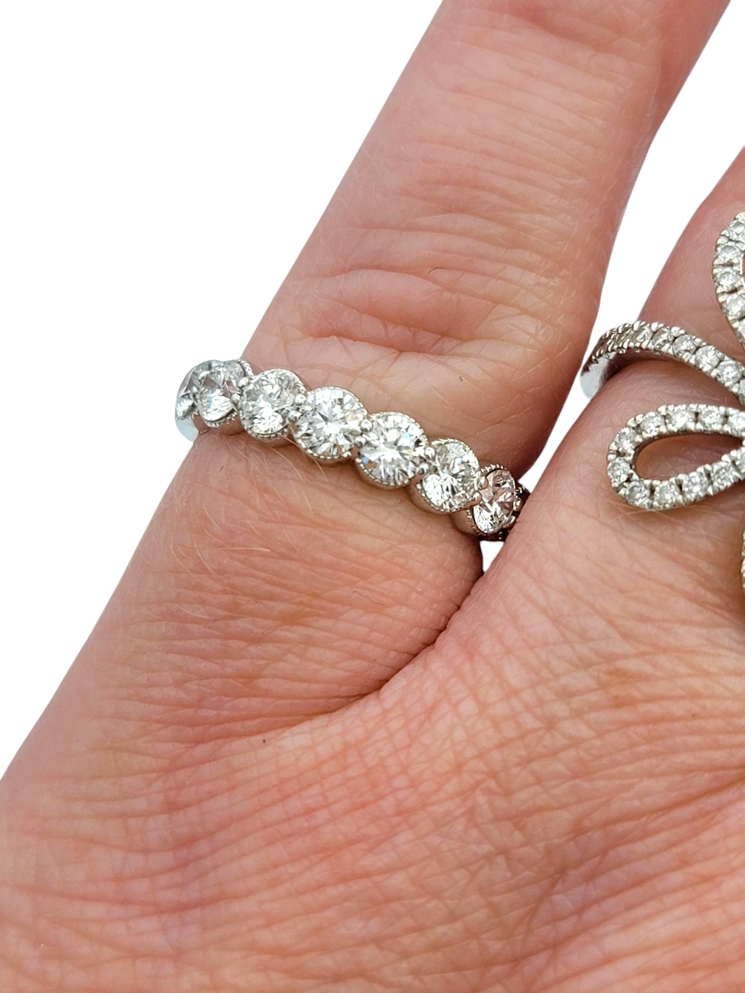 Fascia semi-eterna con diamante rotondo e dettagli in oro bianco 14 kt. in vendita 2