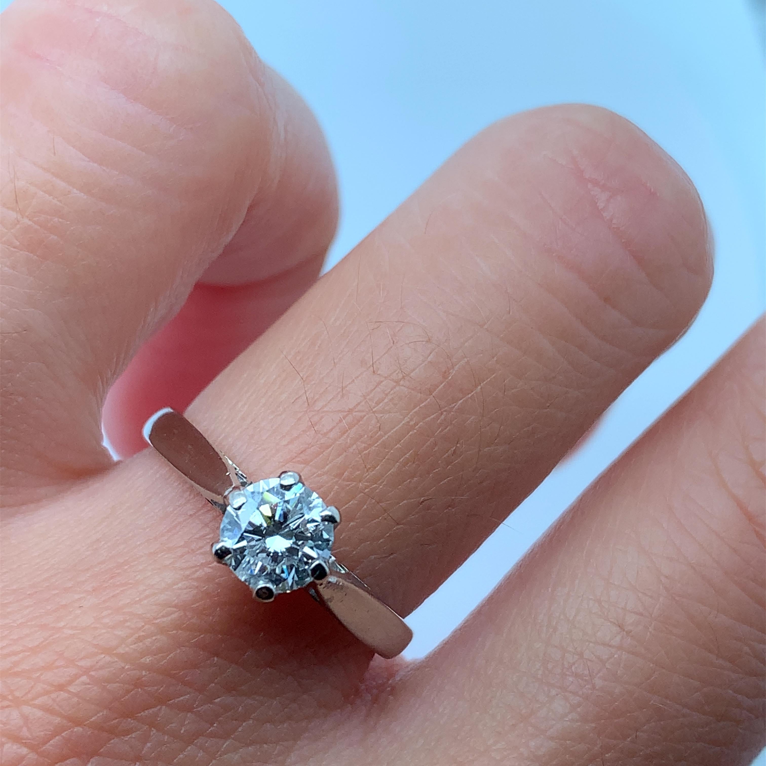 
0.63ct Diamond Ring 18k White Gold Belle bague de fiançailles.
Bague de fiançailles solitaire classique de style antique en or blanc 18k fabriquée à la main à Londres.

Poids total des diamants : 0,63 ct.

Diamant de couleur D et de pureté SI1.

La