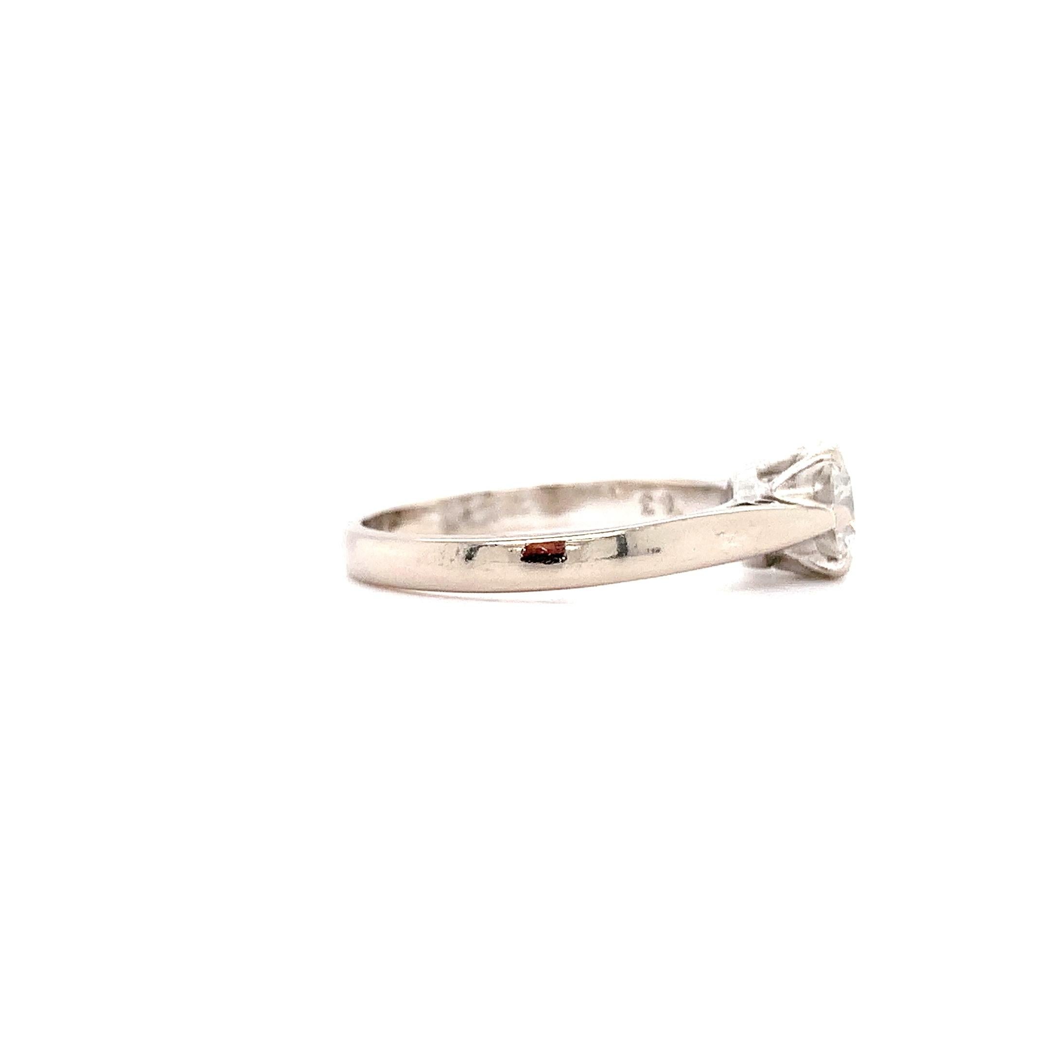 Taille ronde Bague de fiançailles solitaire ancienne en or blanc 18 carats avec diamants ronds en vente