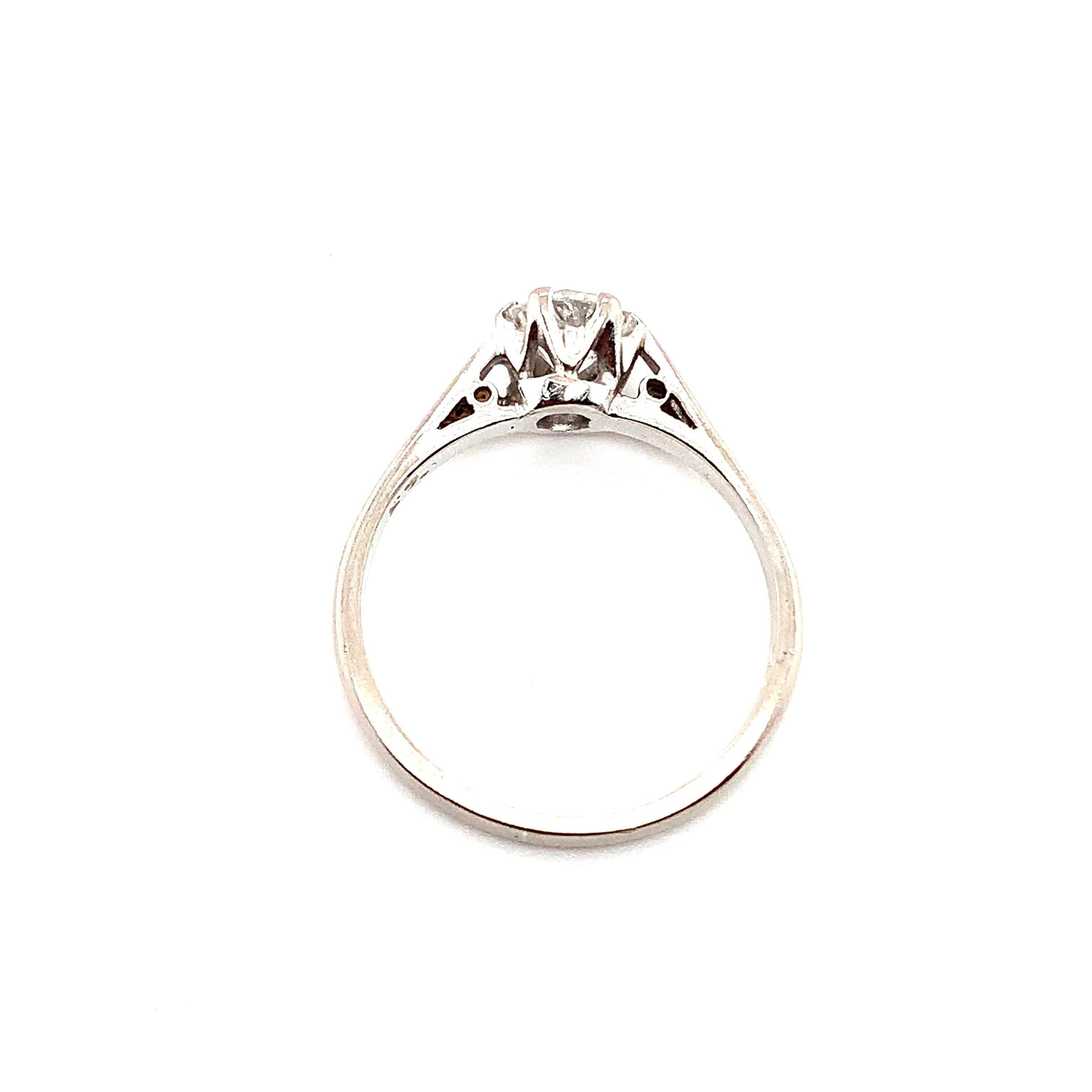 Bague de fiançailles solitaire ancienne en or blanc 18 carats avec diamants ronds Pour femmes en vente