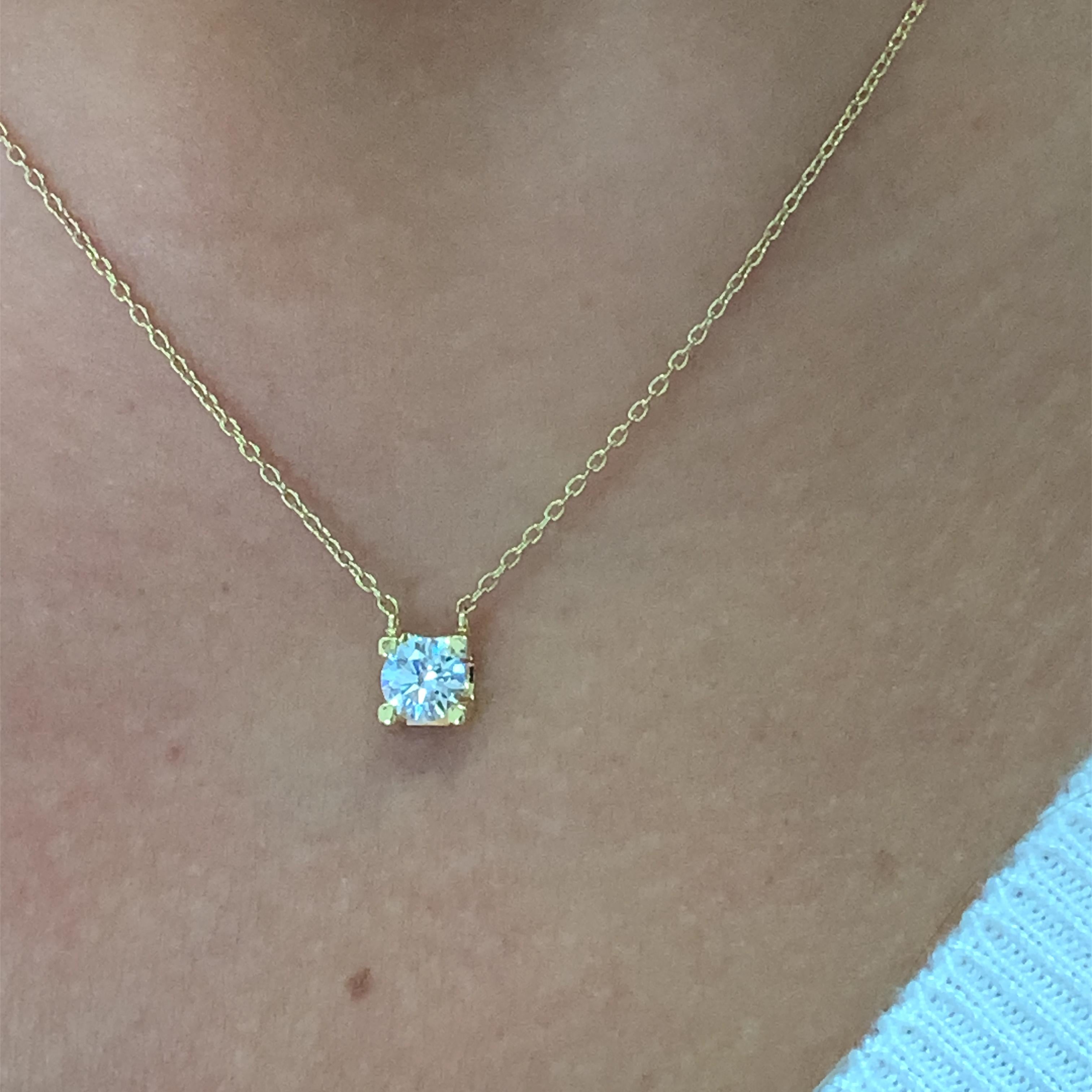 
Este exquisito colgante de diamante de 0,50 ct es un impresionante diseño de solitario, elaborado en oro amarillo de 18 ct. El diamante blanco natural está certificado por el GIA, lo que garantiza su excelente grado de talla y su muy ligera
