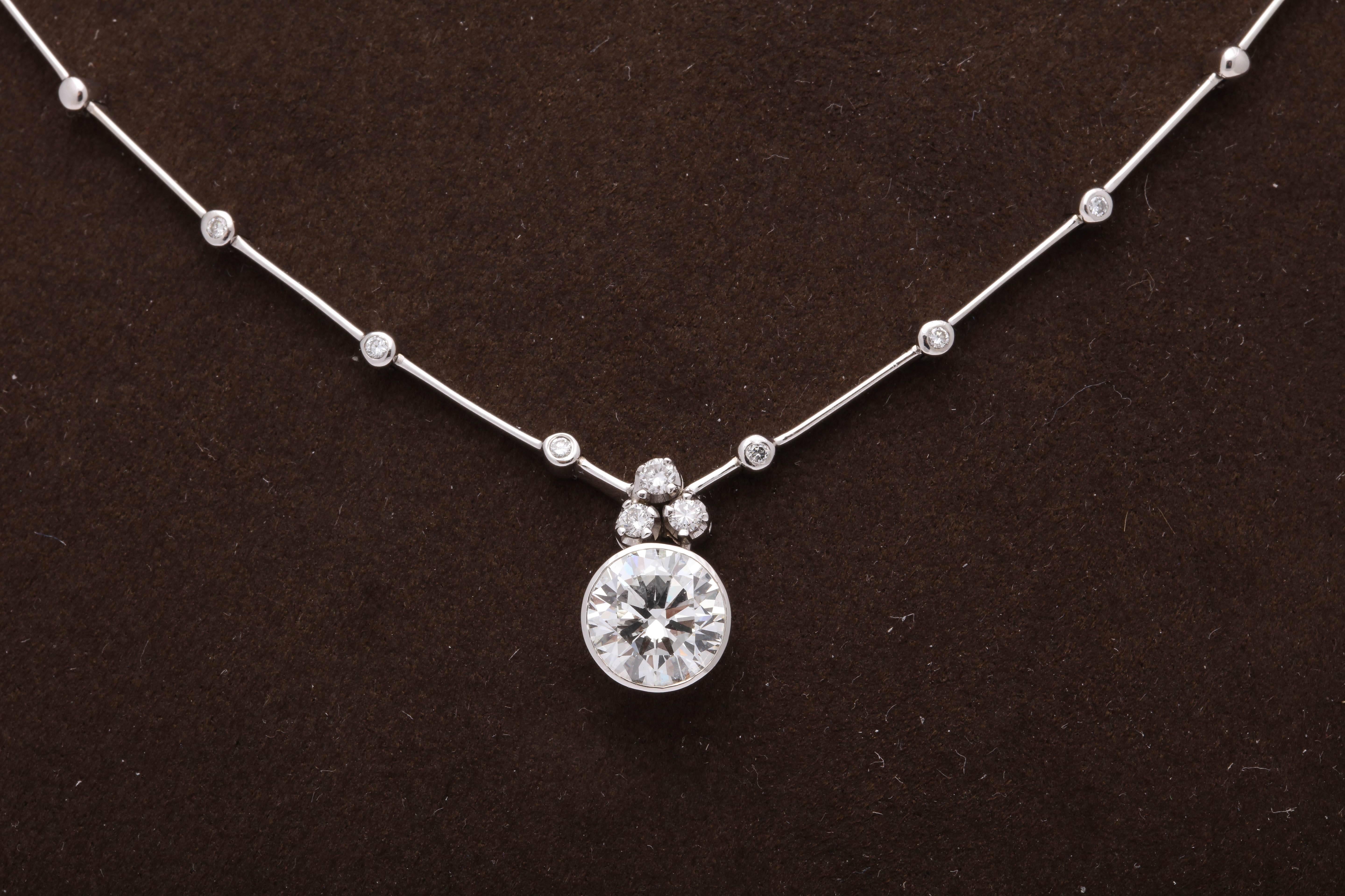 Collier solitaire en diamant rond certifié GIA Unisexe en vente