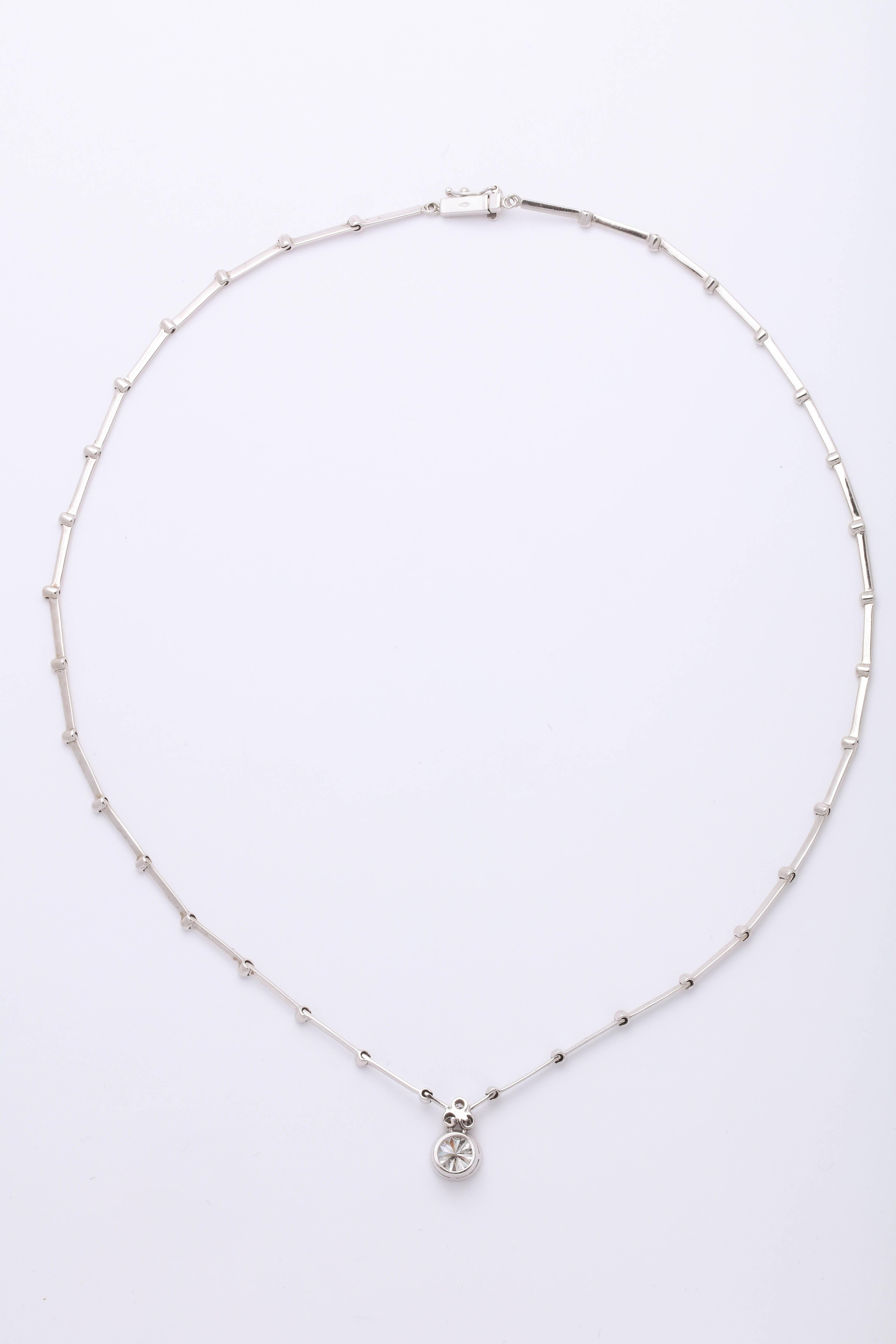 Collier solitaire en diamant rond certifié GIA en vente 3
