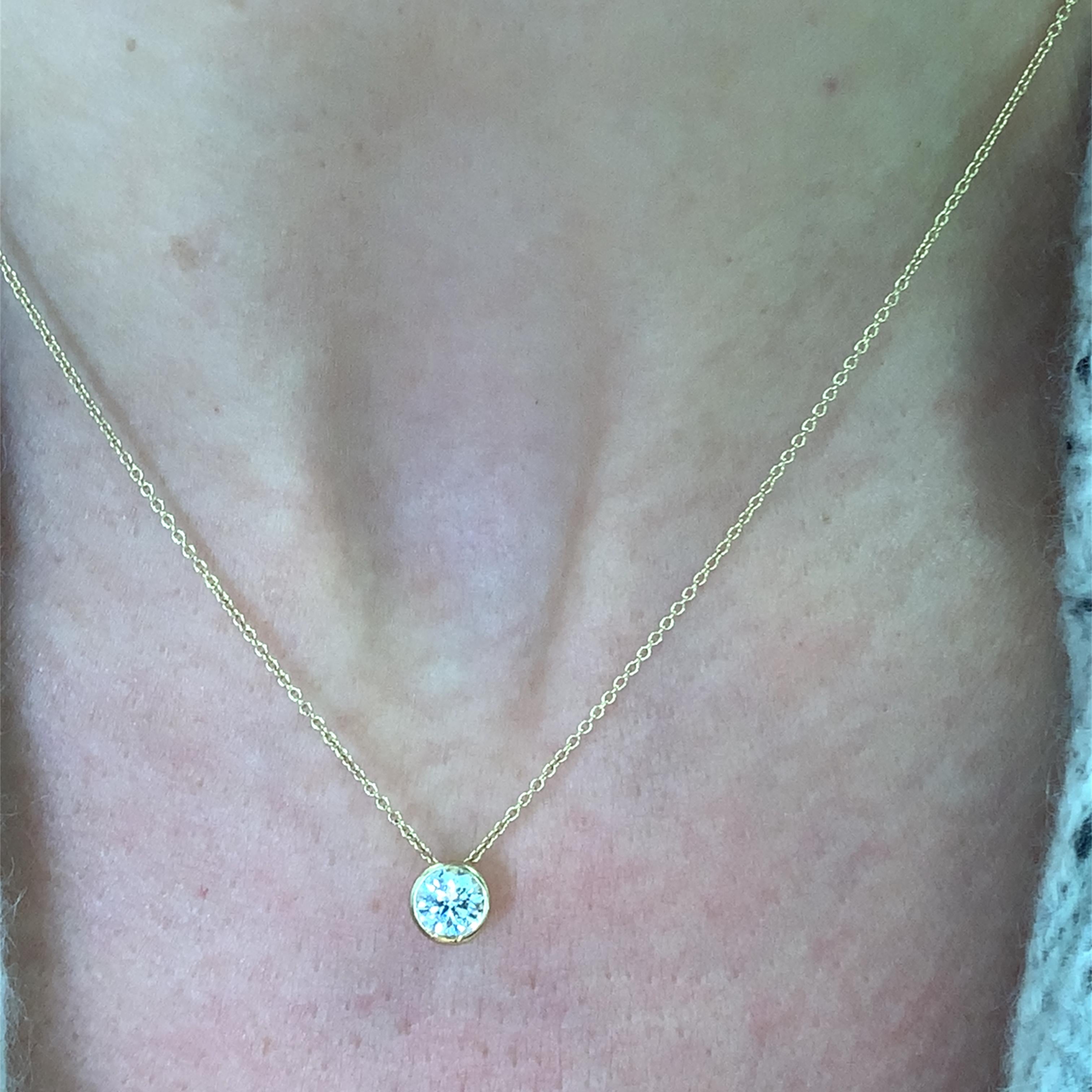 Ce superbe pendentif en or est orné en son centre d'un diamant brillant de 0,42ct F VVS1, qui respire l'élégance et la sophistication. Parfaite pour les occasions décontractées ou formelles, elle ajoute une touche d'éclat à n'importe quelle tenue.