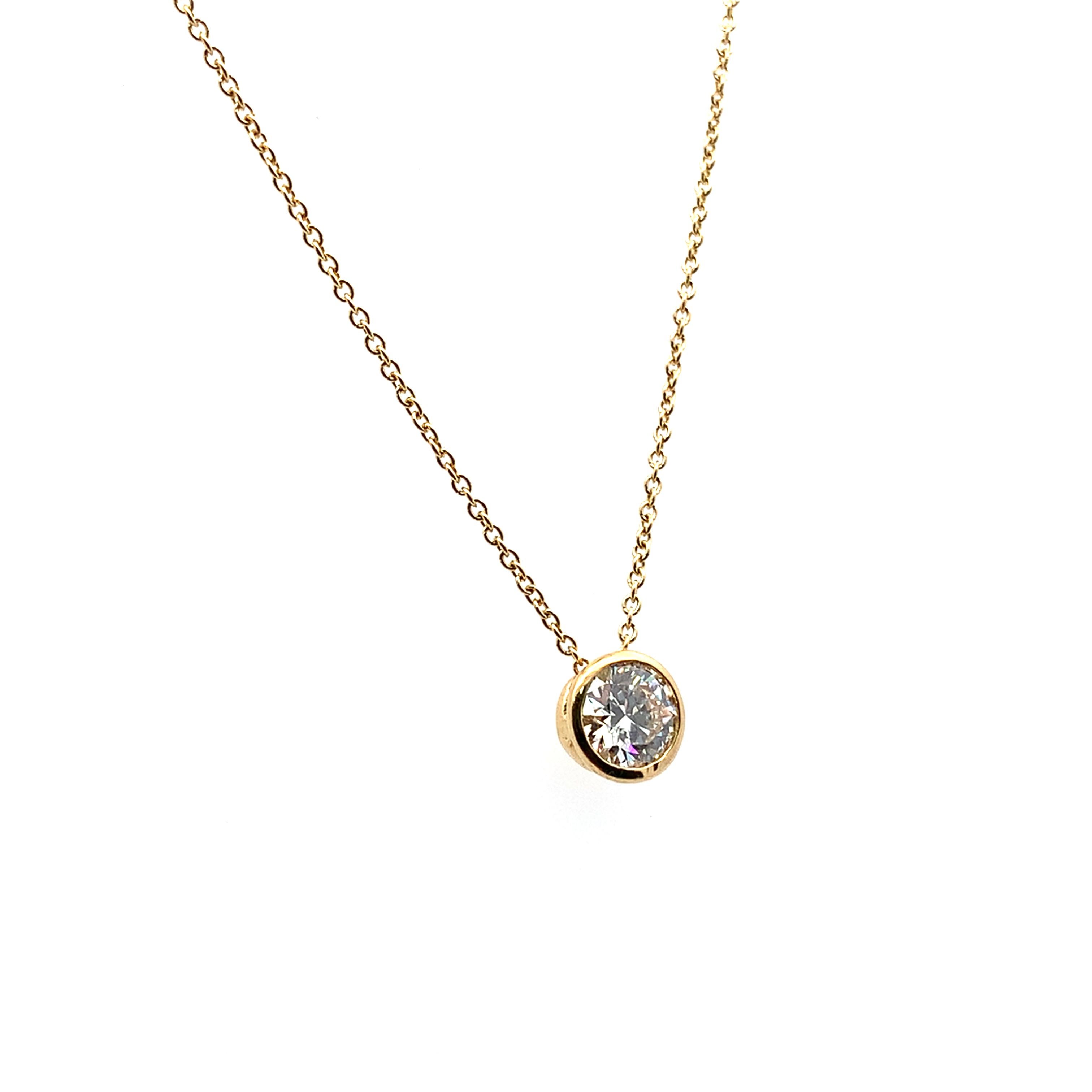 Taille ronde Collier solitaire en or jaune 18 carats avec diamants ronds en vente