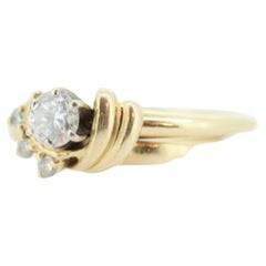 Anello solitario con diamante rotondo e rivestimento. Anello di fidanzamento 14k con set di nozze