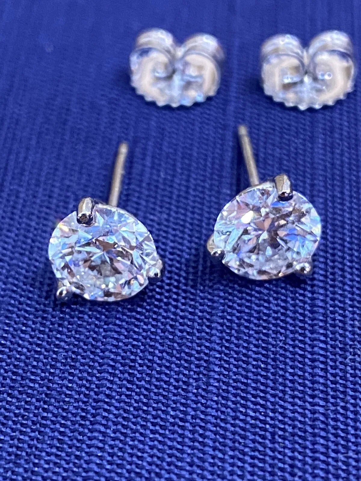 Round Diamond Stud Earrings 2.22 Carat Total Weight GIA certified 18k White Gold

Round Diamond Stud Earrings features 2 GIA Certified Round Brilliant Diamonds with Martini style setting in White Gold.

The first diamond has a weight of 1.10 carats,
