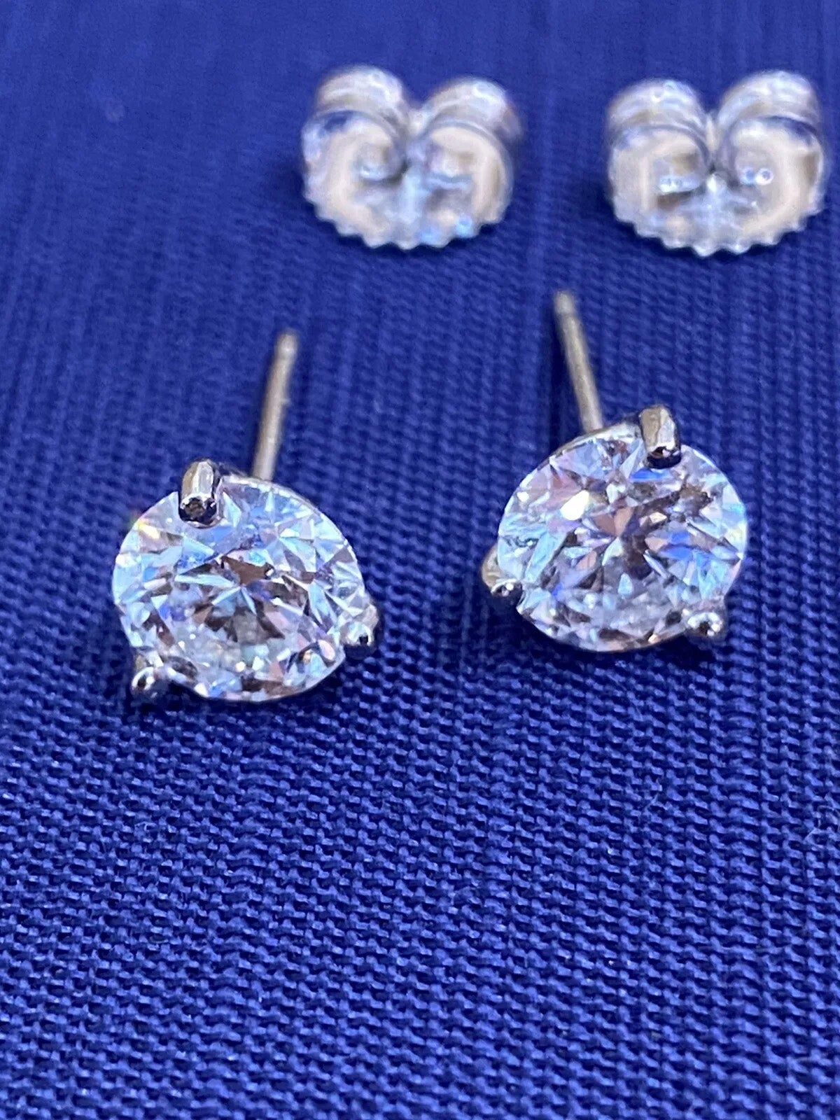 Runde Diamant-Ohrstecker 2,22 Karat Gesamtgewicht GIA zertifiziert 18k Weißgold

Runder Diamant-Ohrstecker mit 2 GIA-zertifizierten runden Brillanten und Martini-Fassung in Weißgold.

Der erste Diamant hat ein Gewicht von 1,10 Karat, der zweite