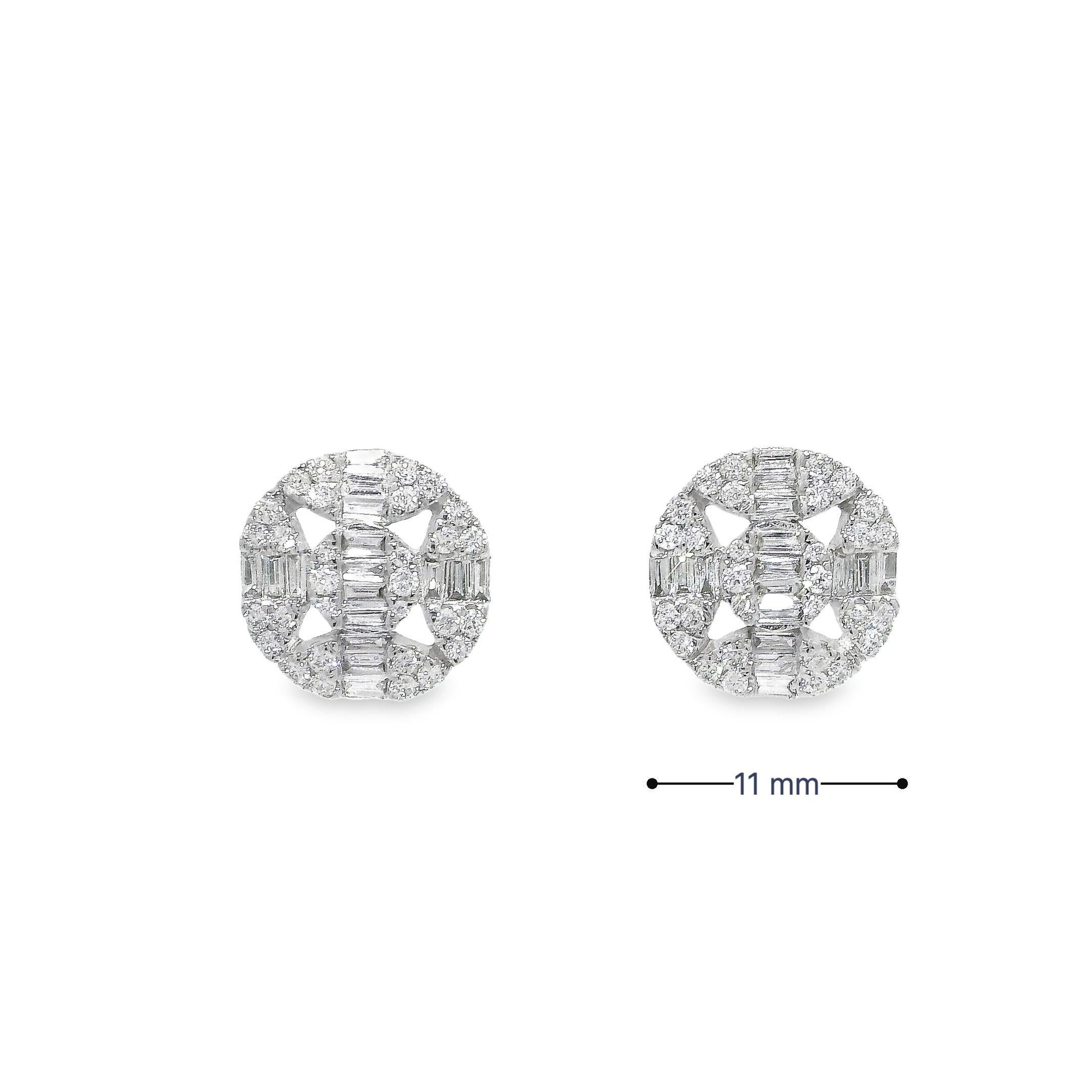 Round Diamond Stud Earrings in 18K White Gold In New Condition For Sale In Hong Kong, HK