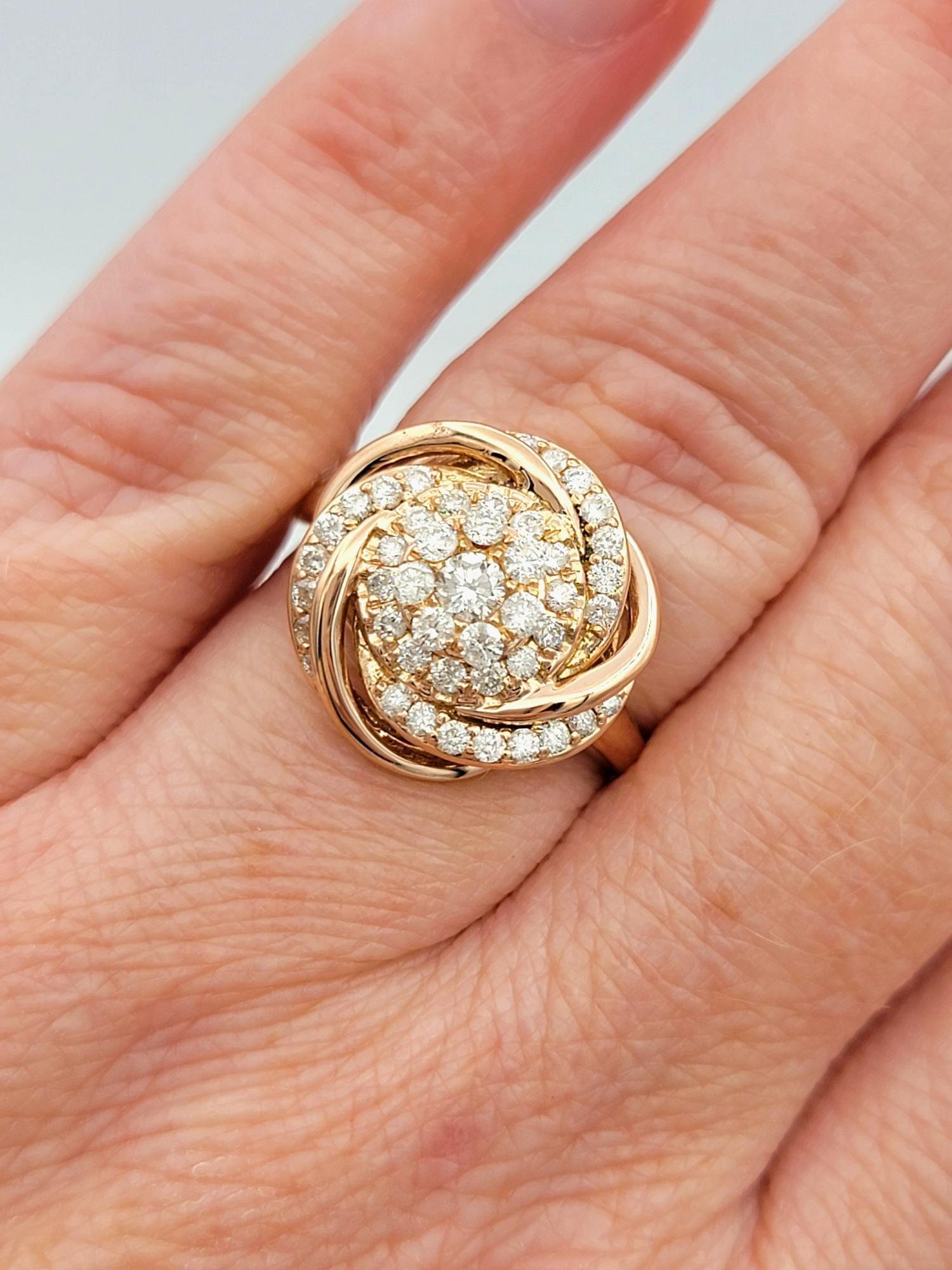Anello da cocktail con motivo a vortice di diamanti rotondi in oro rosa lucido 14 carati in vendita 4
