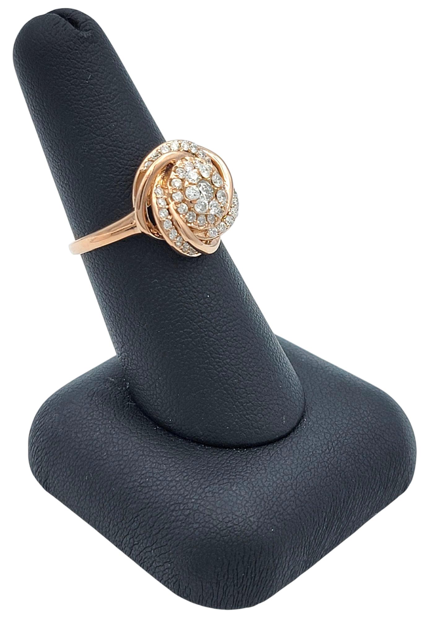 Anello da cocktail con motivo a vortice di diamanti rotondi in oro rosa lucido 14 carati in vendita 5