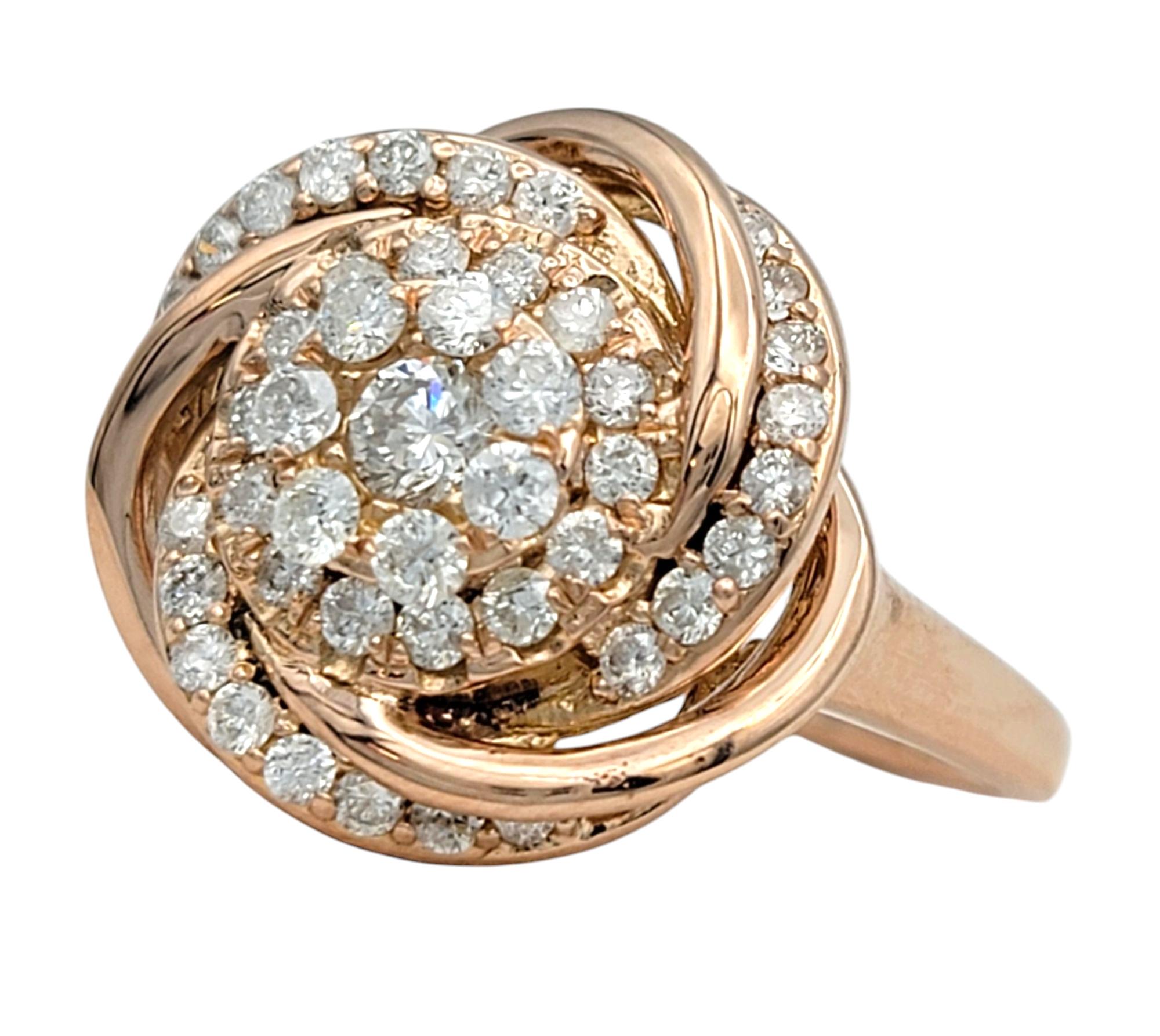 Contemporaneo Anello da cocktail con motivo a vortice di diamanti rotondi in oro rosa lucido 14 carati in vendita