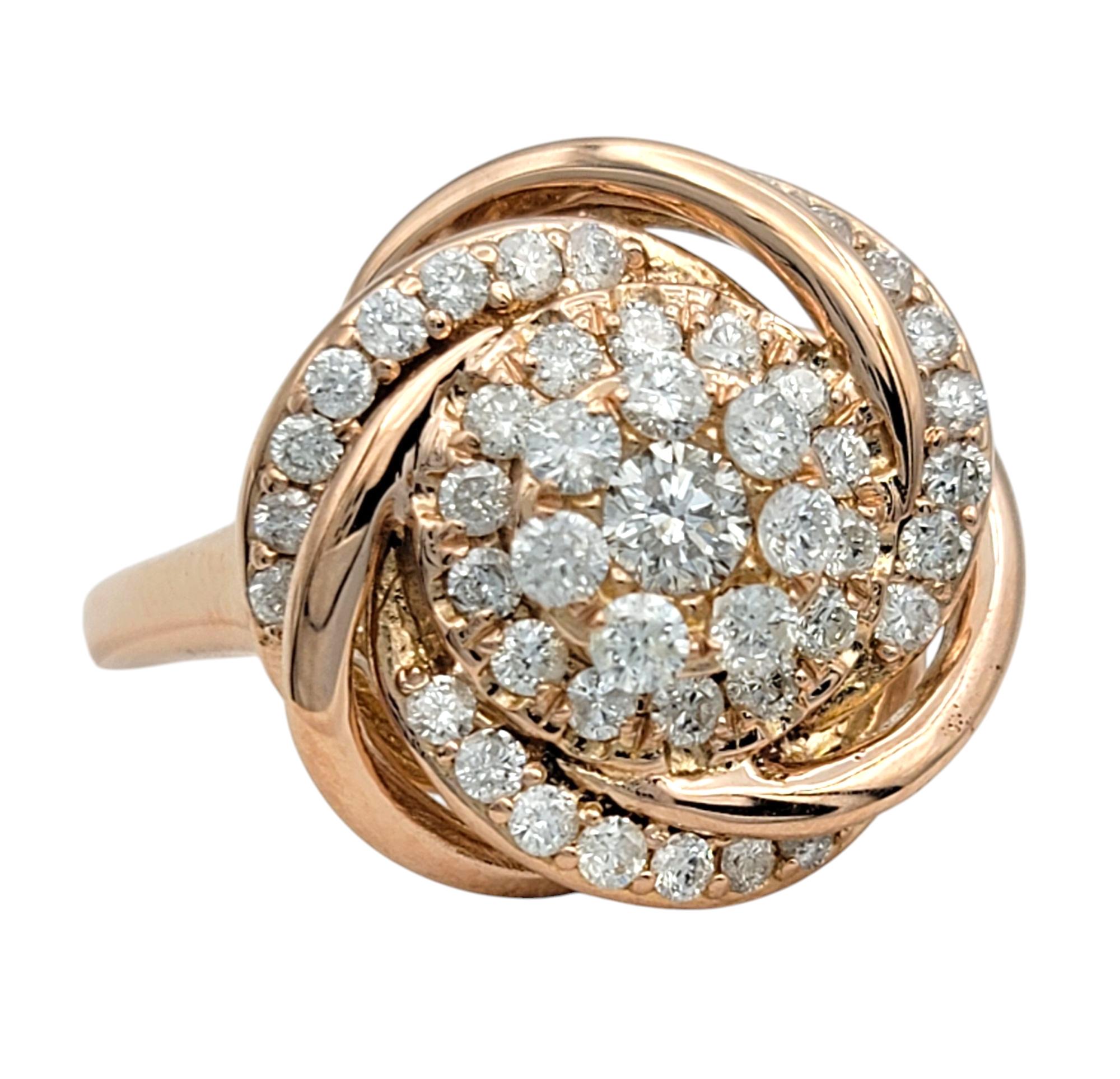 Taglio rotondo Anello da cocktail con motivo a vortice di diamanti rotondi in oro rosa lucido 14 carati in vendita