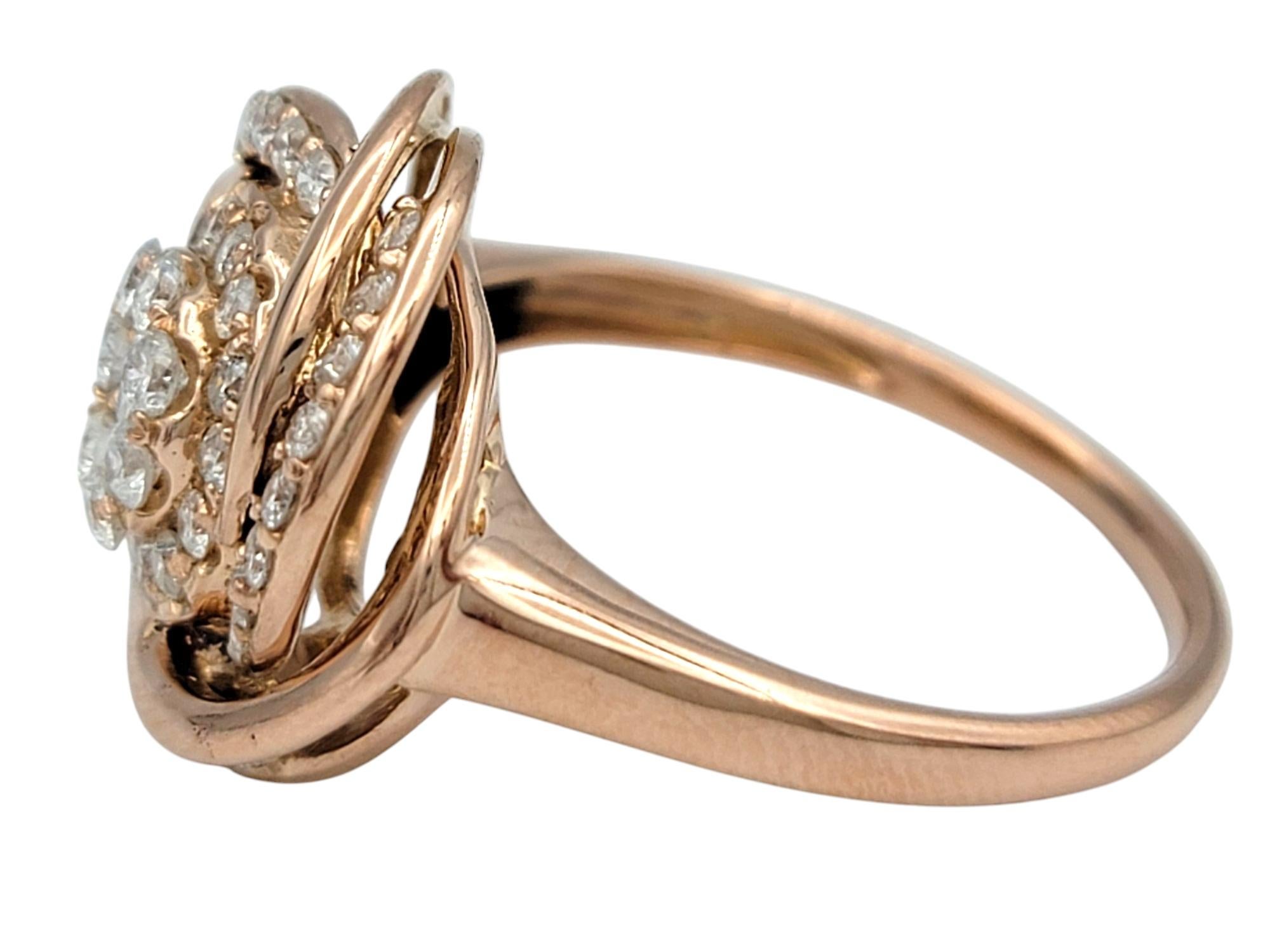 Donna Anello da cocktail con motivo a vortice di diamanti rotondi in oro rosa lucido 14 carati in vendita