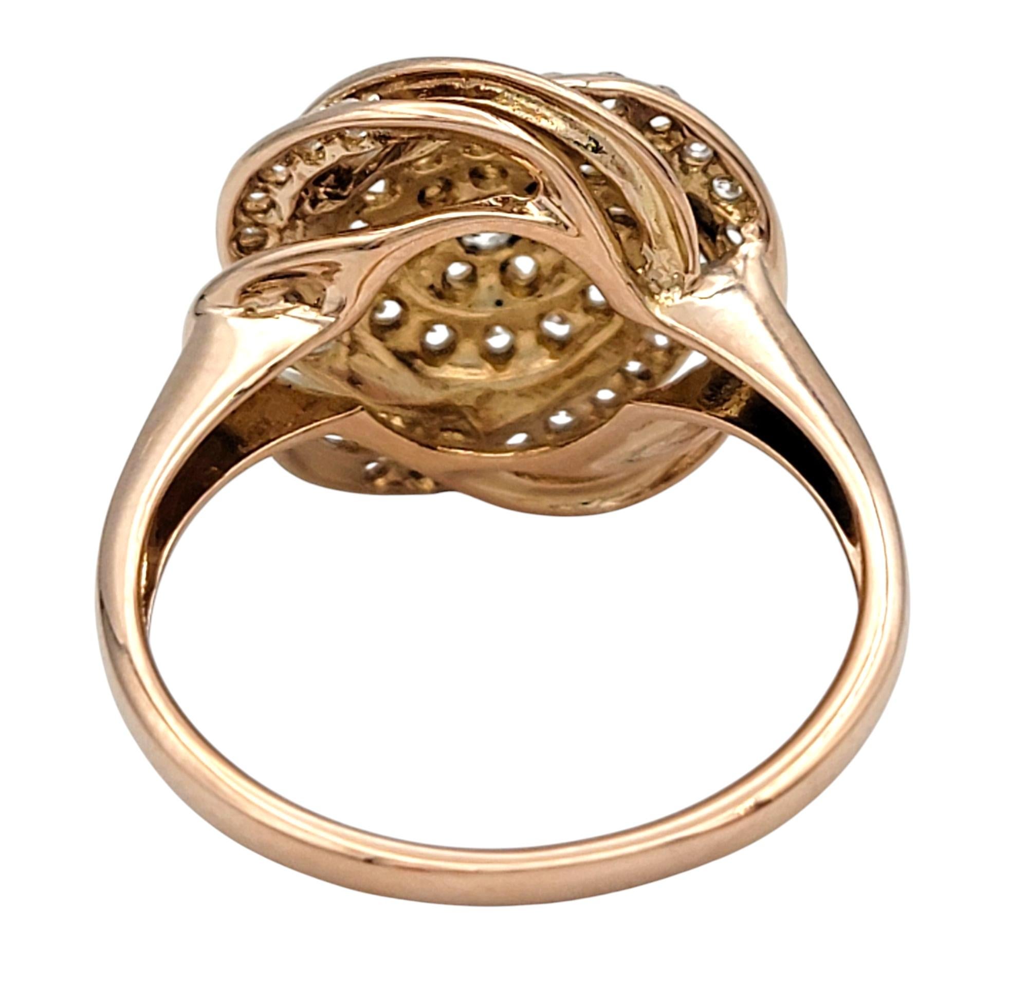 Anello da cocktail con motivo a vortice di diamanti rotondi in oro rosa lucido 14 carati in vendita 1