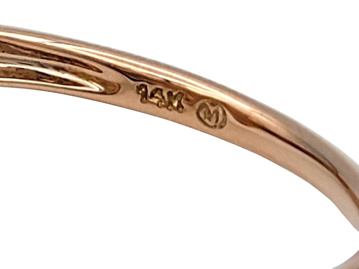 Anello da cocktail con motivo a vortice di diamanti rotondi in oro rosa lucido 14 carati in vendita 2