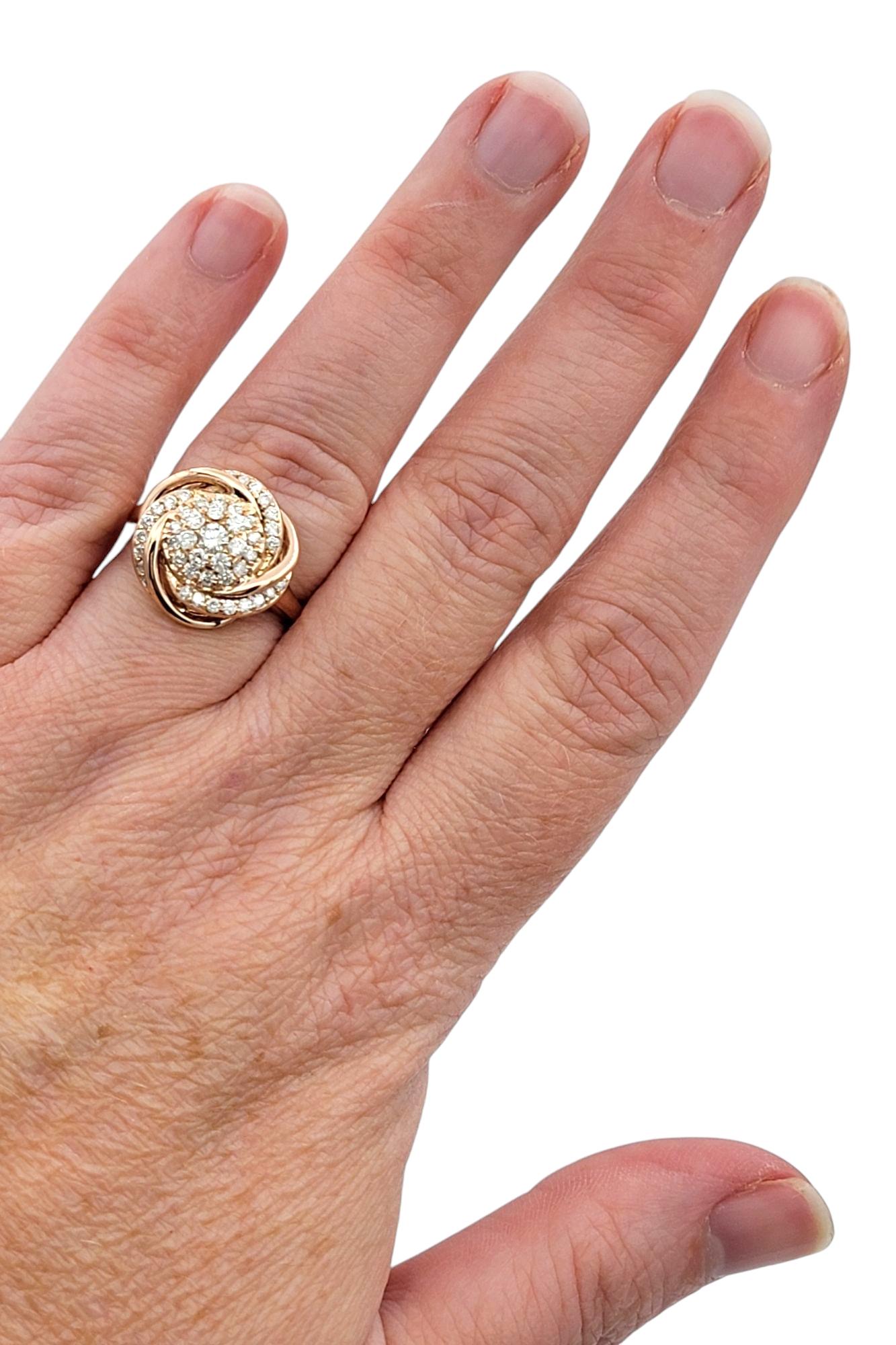 Anello da cocktail con motivo a vortice di diamanti rotondi in oro rosa lucido 14 carati in vendita 3