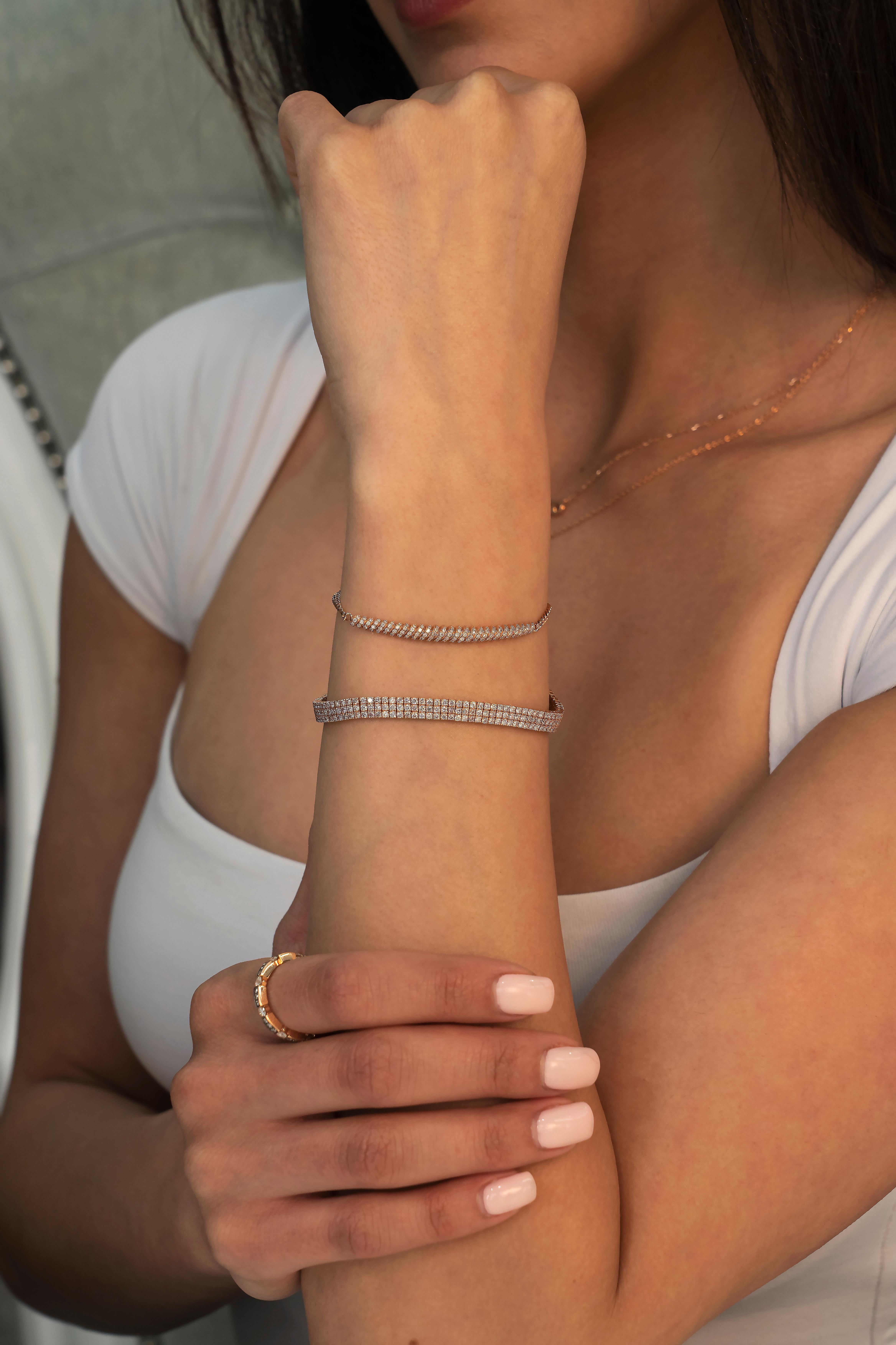 -Oro de 18 quilates 

-Disponible en oro amarillo y rosa 

-128 Diamantes redondos 

-0,50 cts. 


