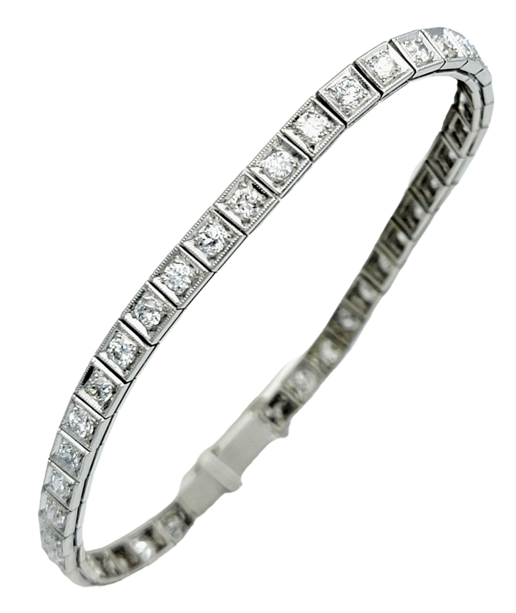 La circunferencia interior de esta pulsera mide 15 cm y se ajusta cómodamente a una muñeca de hasta 15 cm. 

Esta impresionante pulsera tenis de diamantes redondos está exquisitamente elaborada en platino con un sofisticado diseño cuadrado y una