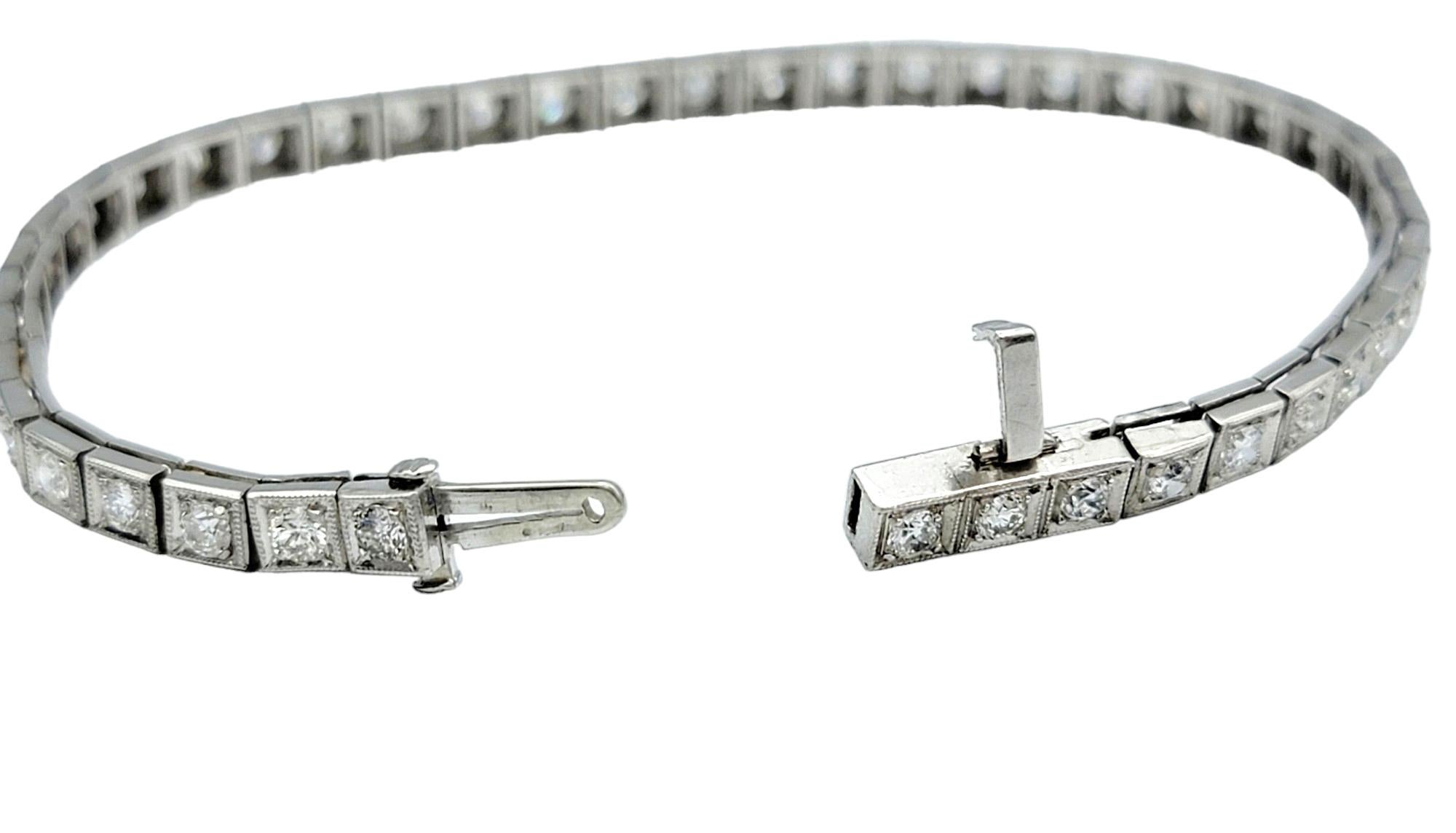 Pulsera de Tenis de Diamantes Redondos con Diseño Milgrain Cuadrado Engastada en Platino Contemporáneo en venta