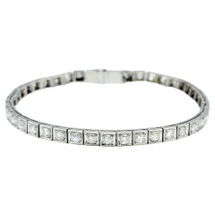 Bracciale tennis con diamanti rotondi e design quadrato con grani incastonati in platino