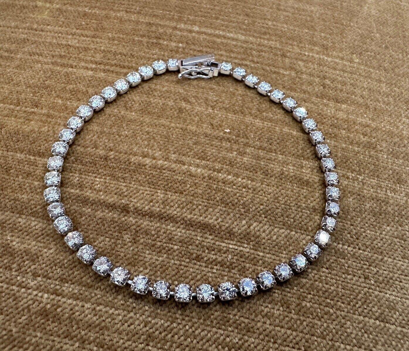 Taille ronde Bracelet tennis ligne de diamants ronds d'un poids total de 5,75 carats en platine en vente