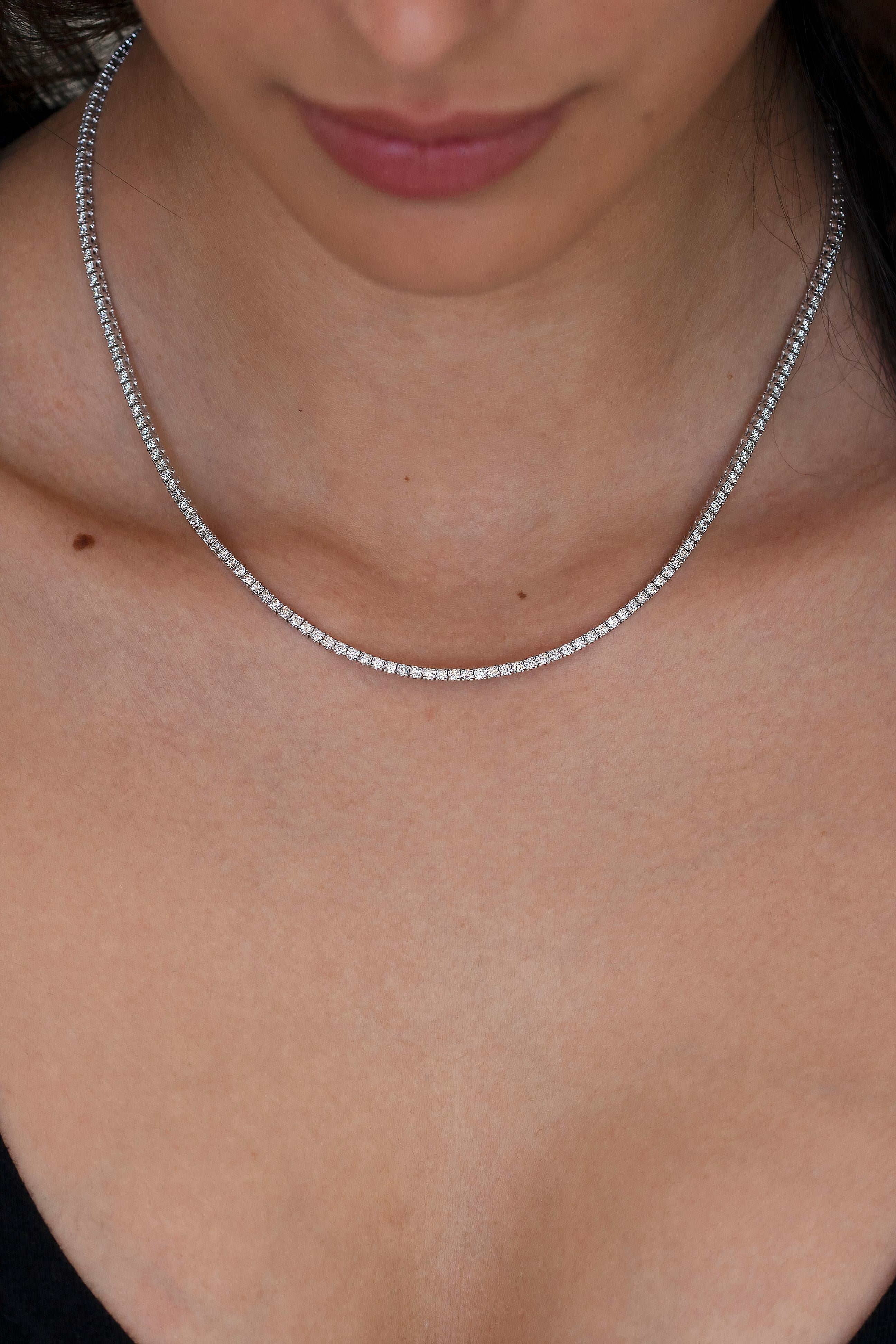-Or blanc 18 carats 

-4 Prong 

-200 diamants ronds 

-4,20 cts. 

-16,5 pouces 
