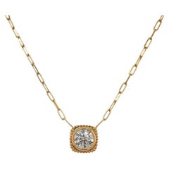 Ciondolo a castone con diamante rotondo e texture in oro giallo 14k