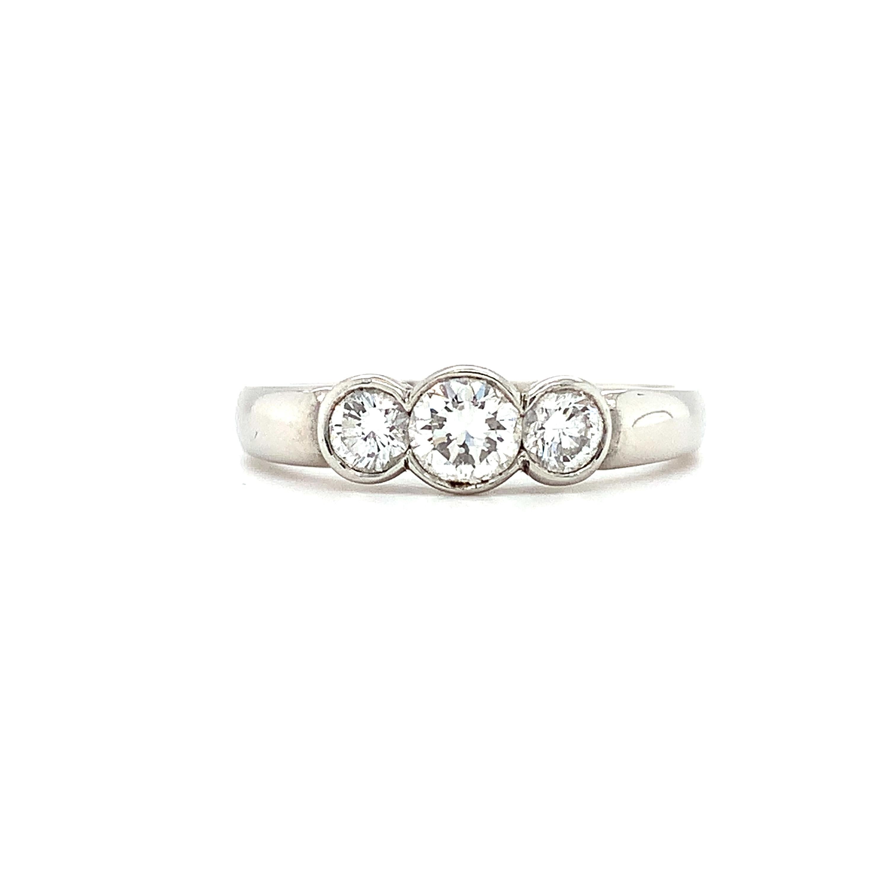 Modern Round diamond three stone trilogy engagement ring platinum For Sale