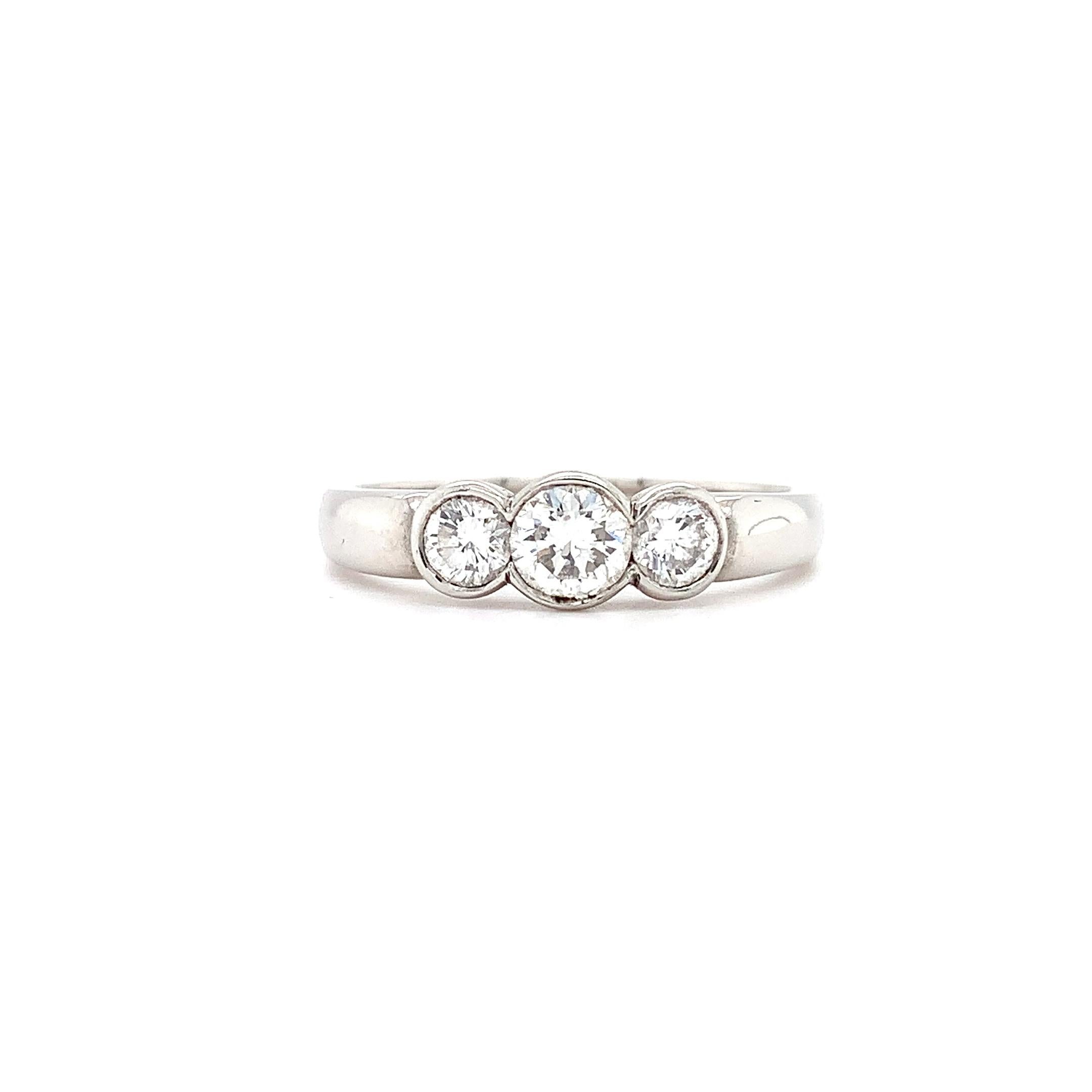 Round Cut Round diamond three stone trilogy engagement ring platinum For Sale