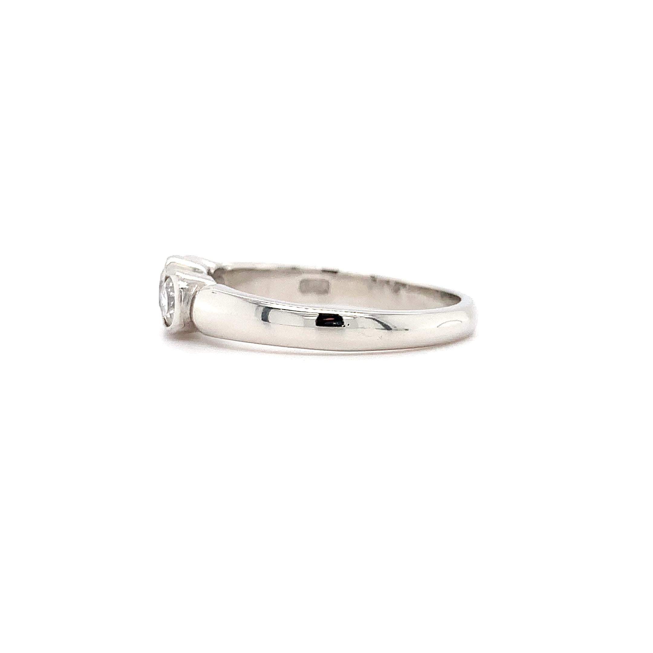 Round diamond three stone trilogy engagement ring platinum In New Condition For Sale In London, GB