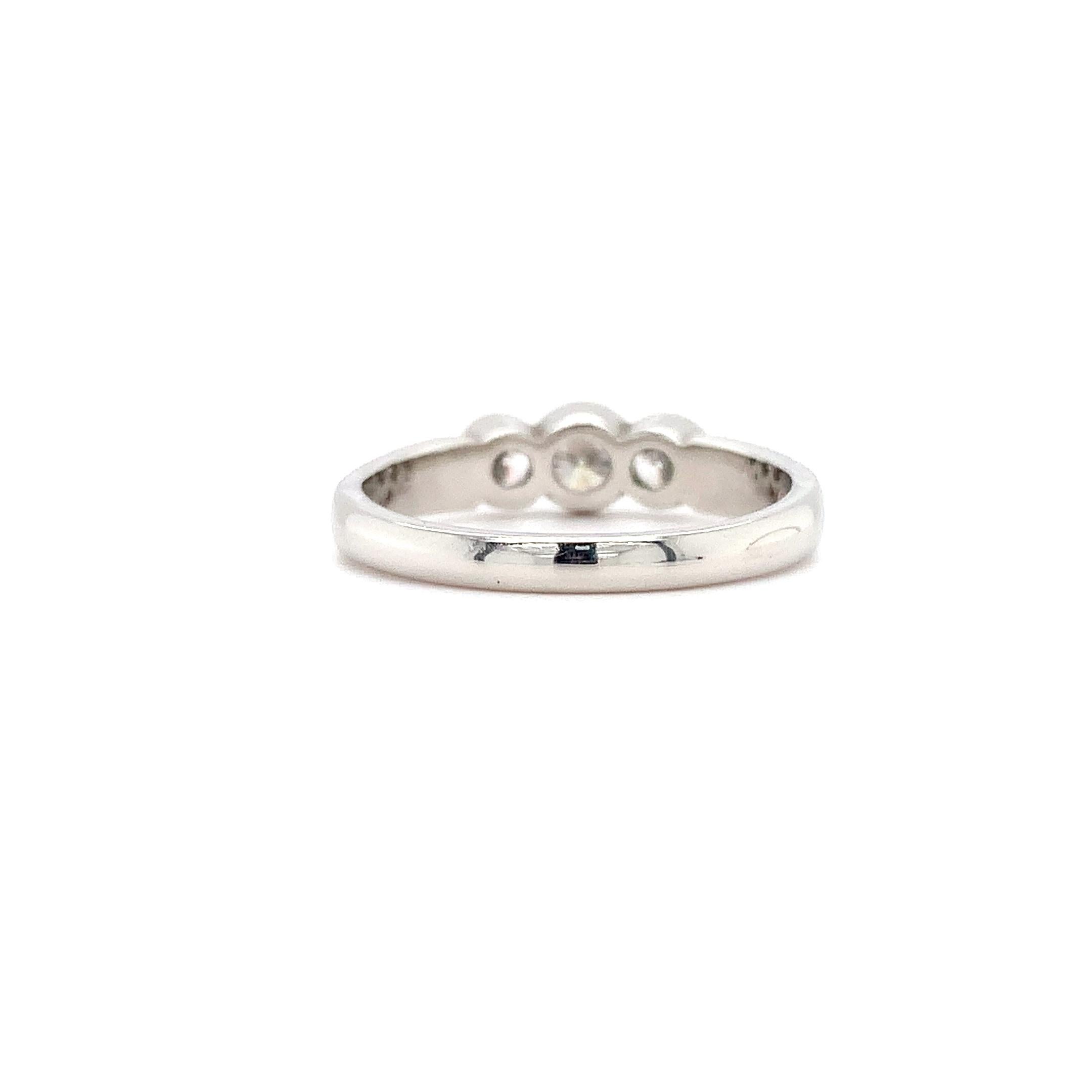 Women's Round diamond three stone trilogy engagement ring platinum For Sale